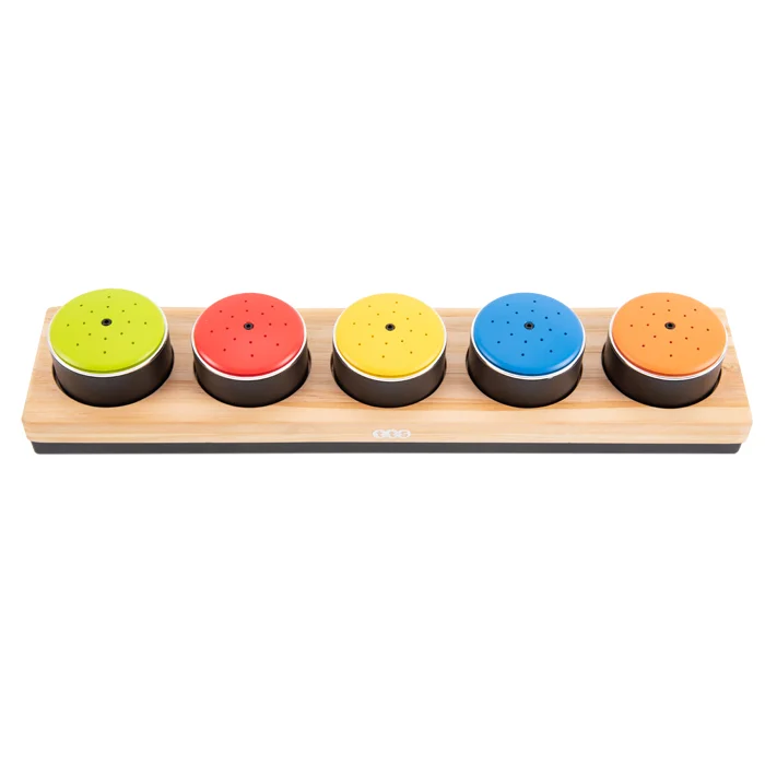 holzbrett, klingelhütchen, bunte scheiben, spielzeug, musikinstrument