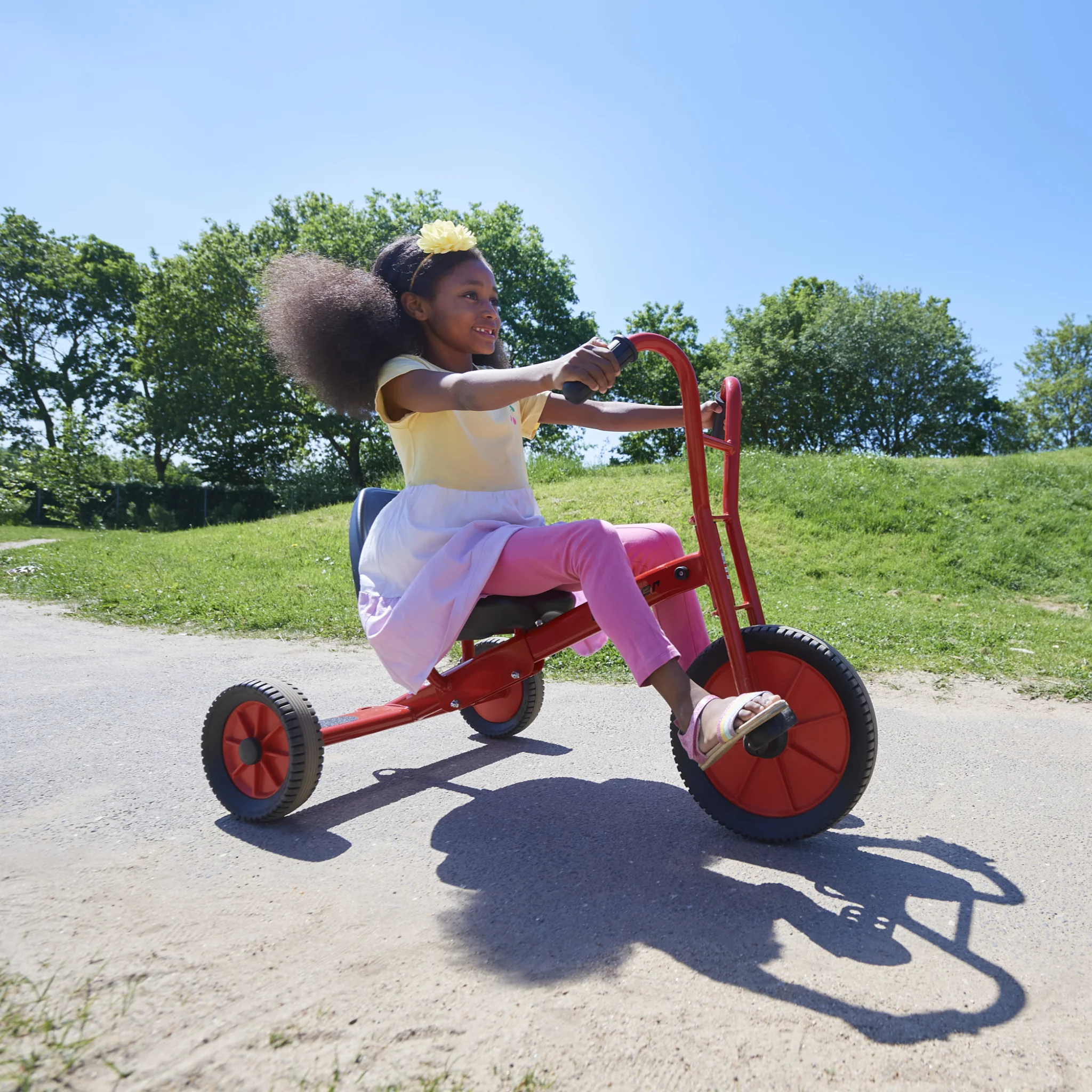 Kindertrike, Dreirad, rote Stange, Sommeroutfit, Schuhe Slippers, Gelb-Top