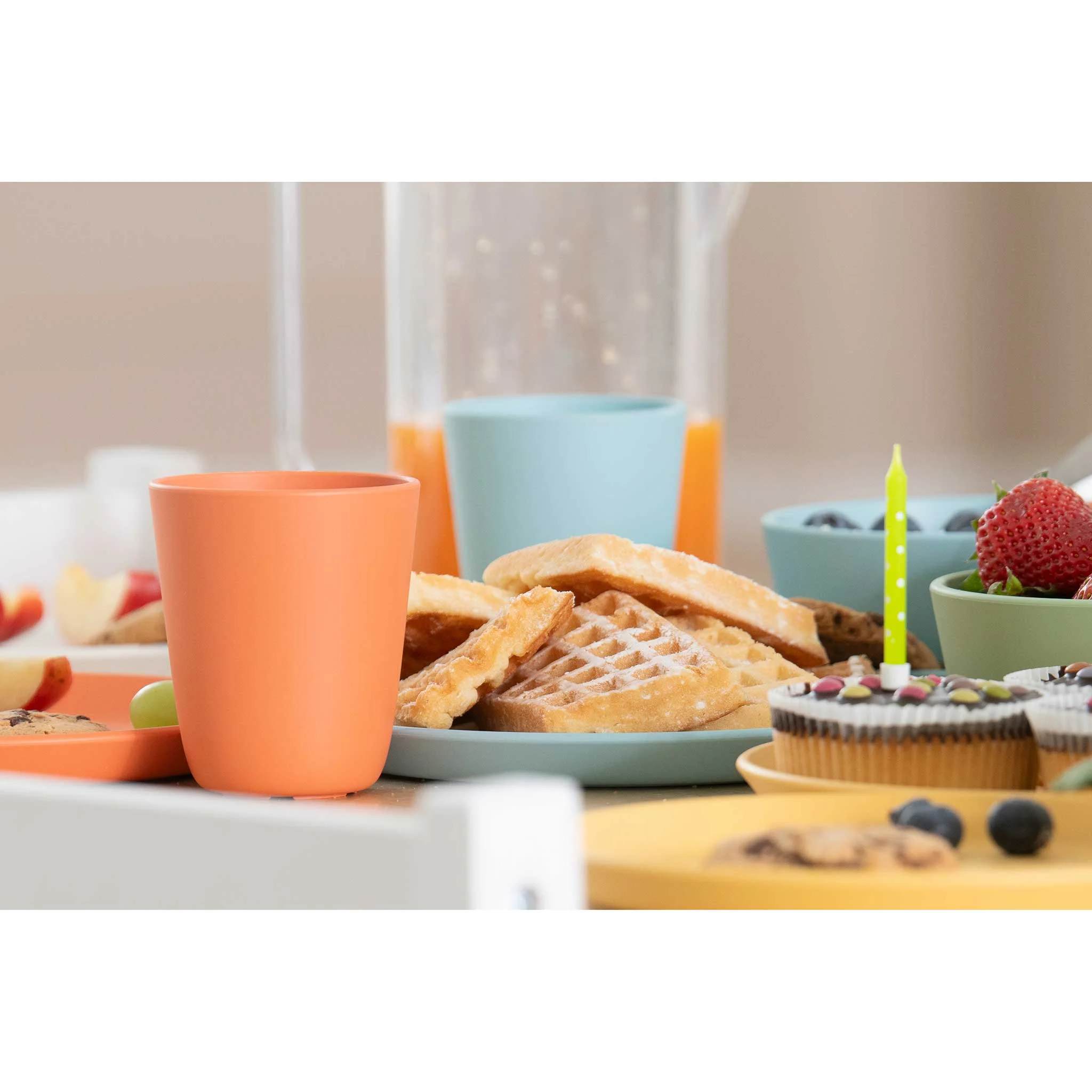 Teller, Waffeln, Kaffee-Becher, Obst, Cupcake
