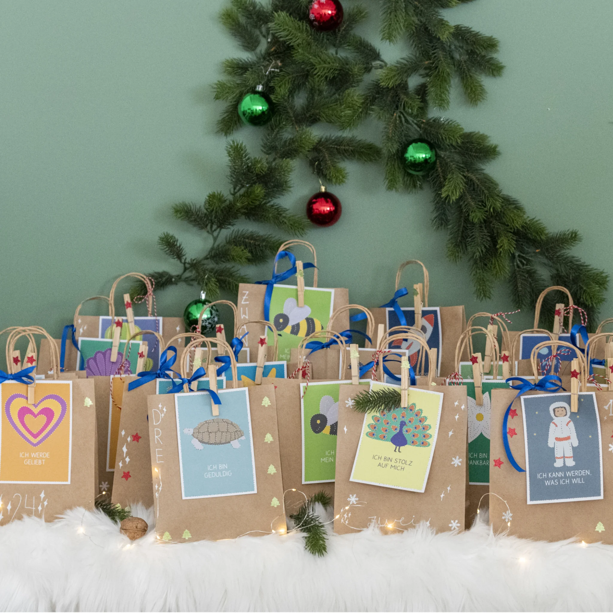 weihnachtsgeschenke, geschenktüten, tüten, baumdekoration, minimalistisch