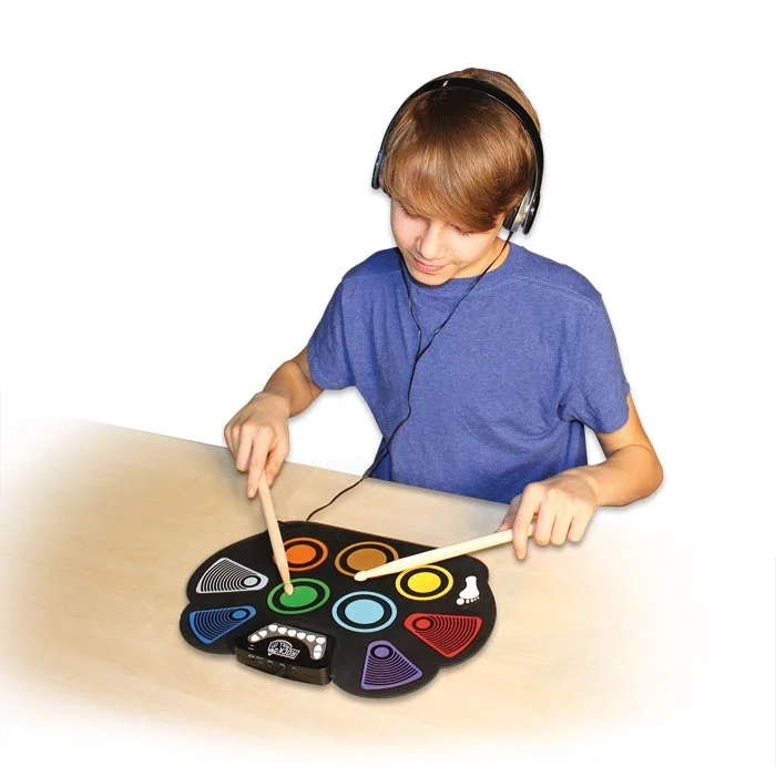 drum pad, bunte pads, musikalisches spielzeug, kopfhörer, kind spielt
