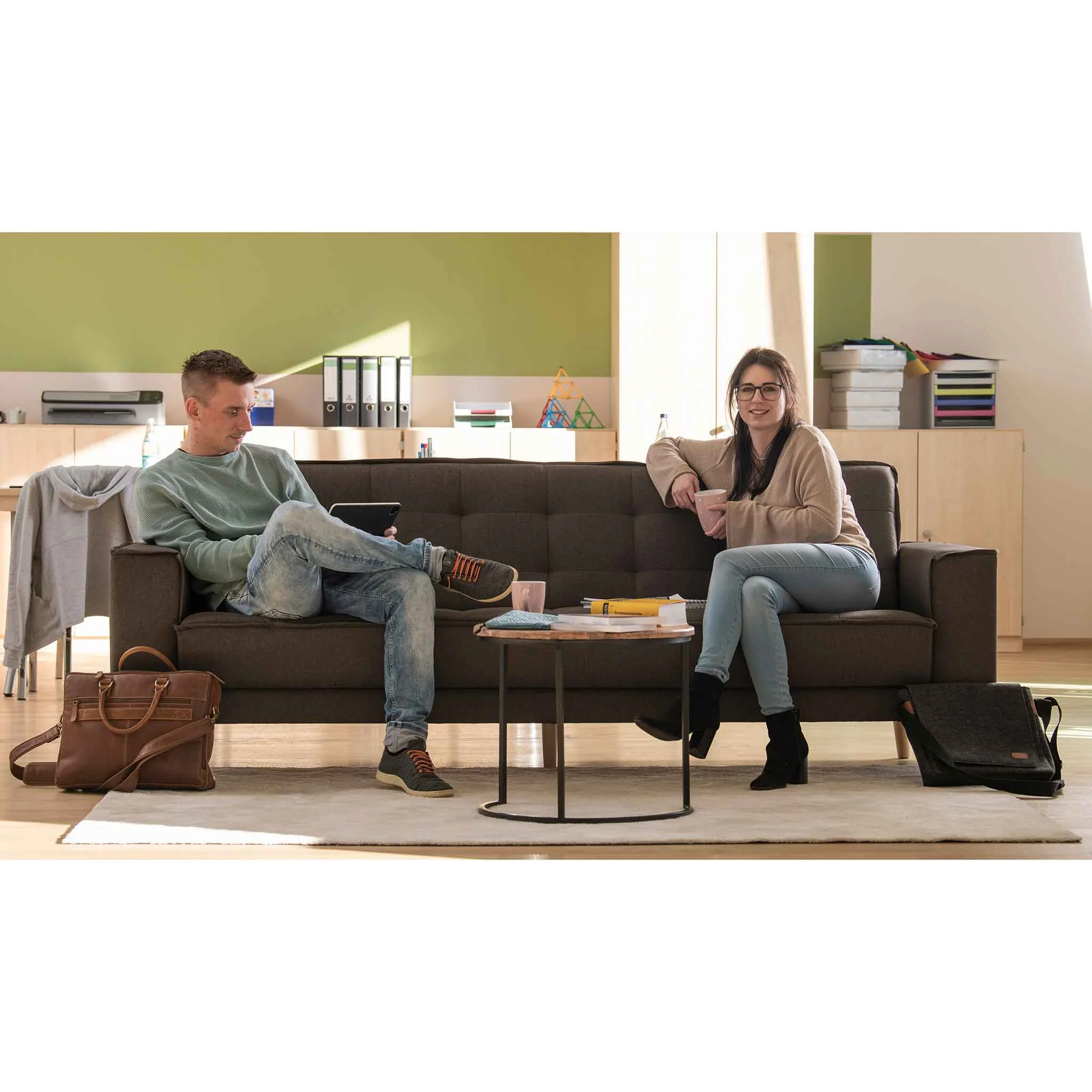 Sofa, Wohnzimmer, Kaffee Tisch, Mitarbeiter Kleidung, Laptop Tablet