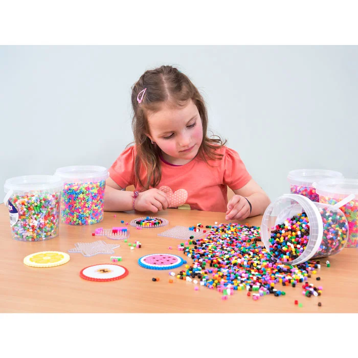 kind, bastelmaterial, perlen, pink, tisch