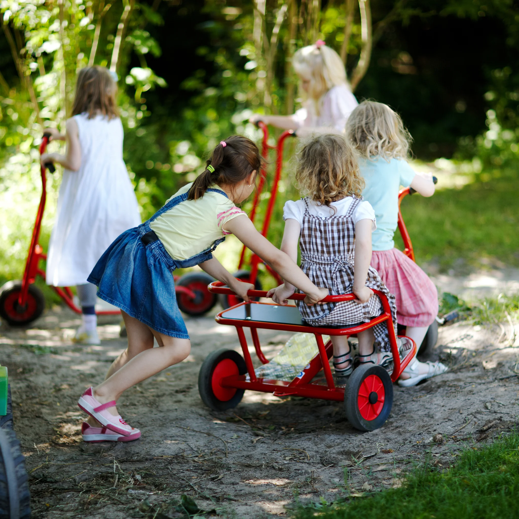 Kinderspielzeug, Schlitten, Kinderwagen, Garten, Pusteinsatz