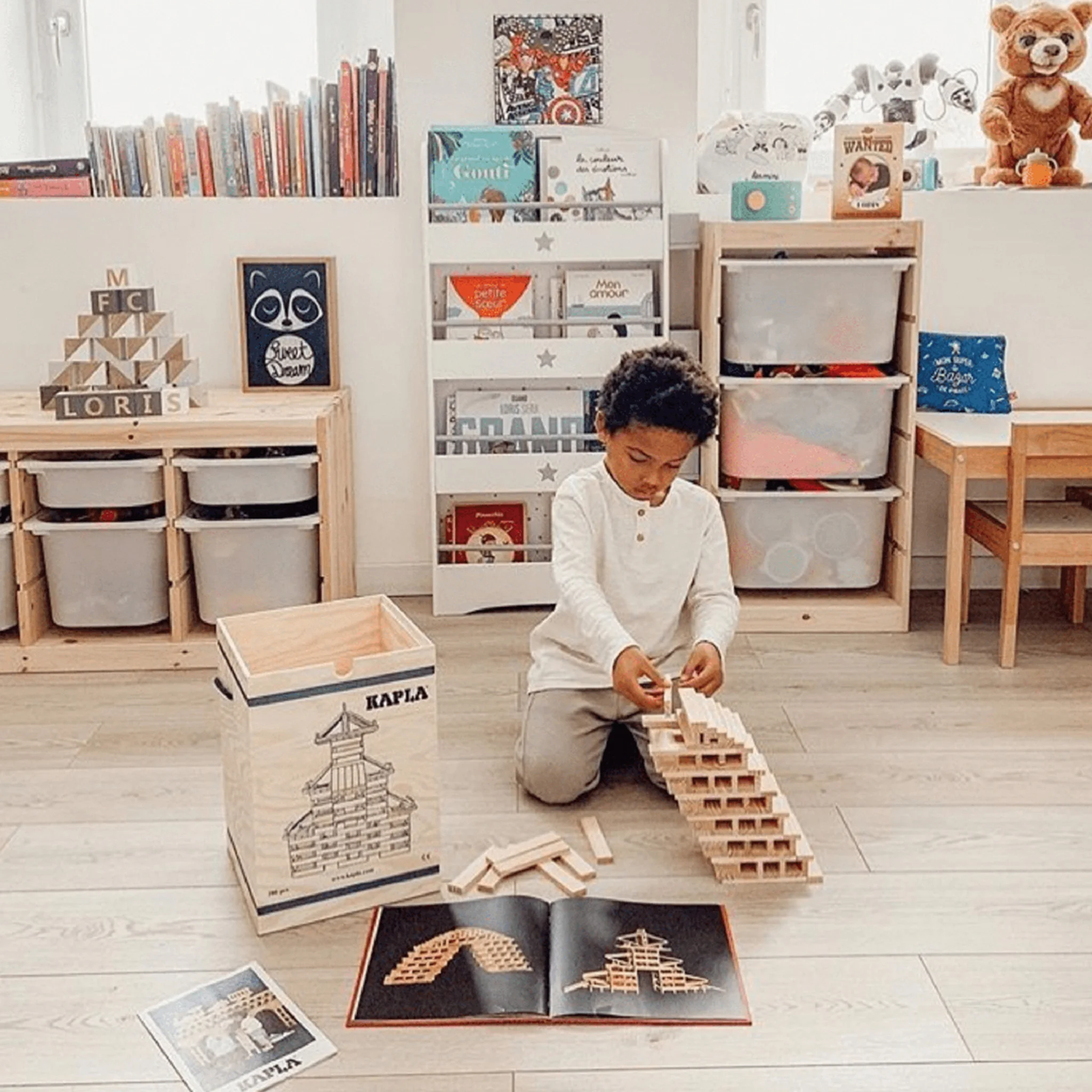 Holzspielzeug, Konstruktionsspiel, Turm aus Holz, Kinderzimmer, Bausteine