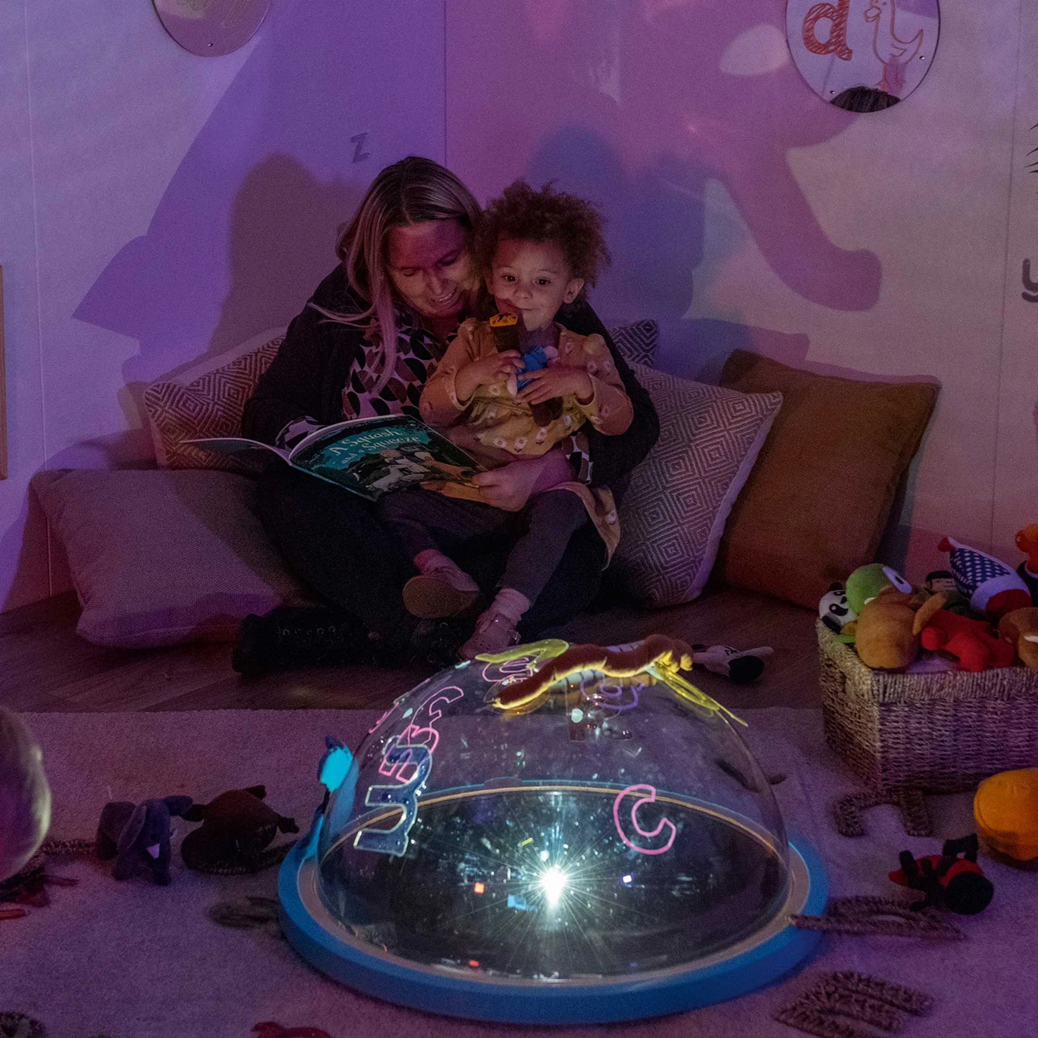 Kinderbuch, Wohnzimmer, Spielzeugkugel, Lichtspiel, Tierplüsch