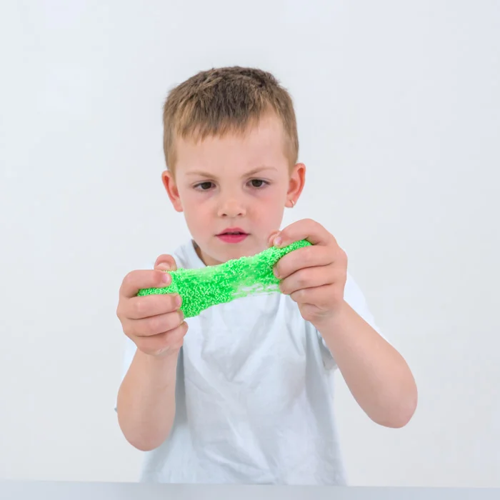 Kind, Knete, Knete grün, Spielzeug, Slime