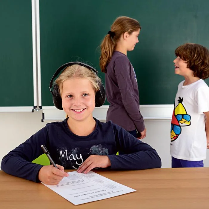 Kopfhörer, Papier, Schreibtisch, Klassenzimmer, Mädchen