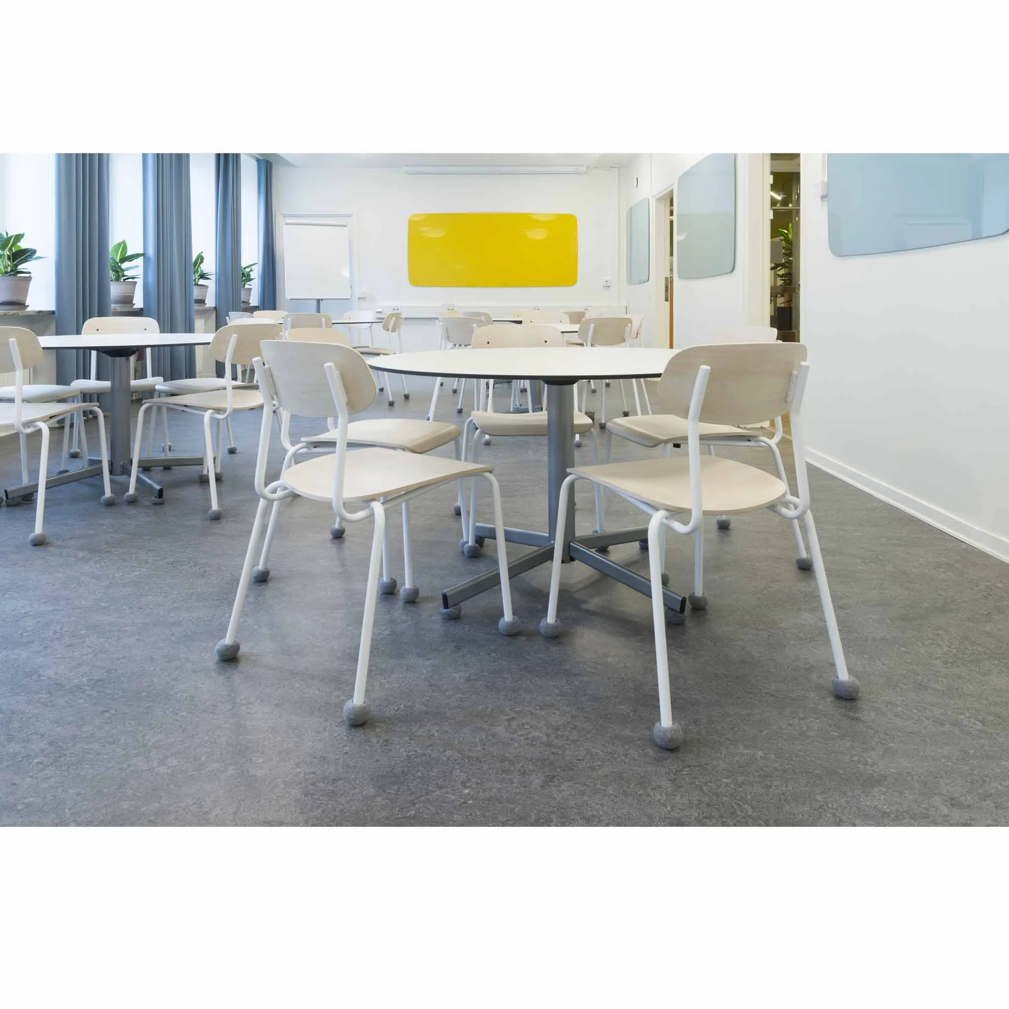 Klassenzimmer, Stühle, Runder-Tisch, Büromöbel, Gelbe-Akzent