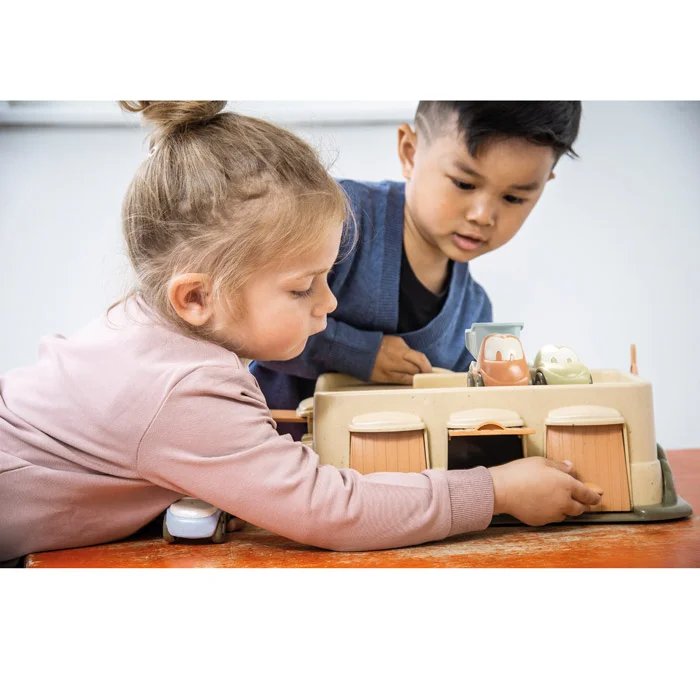 Kinder spielen, Spielzeugauto, Holzspielzeug, Kinderbus, Fahrzeugset