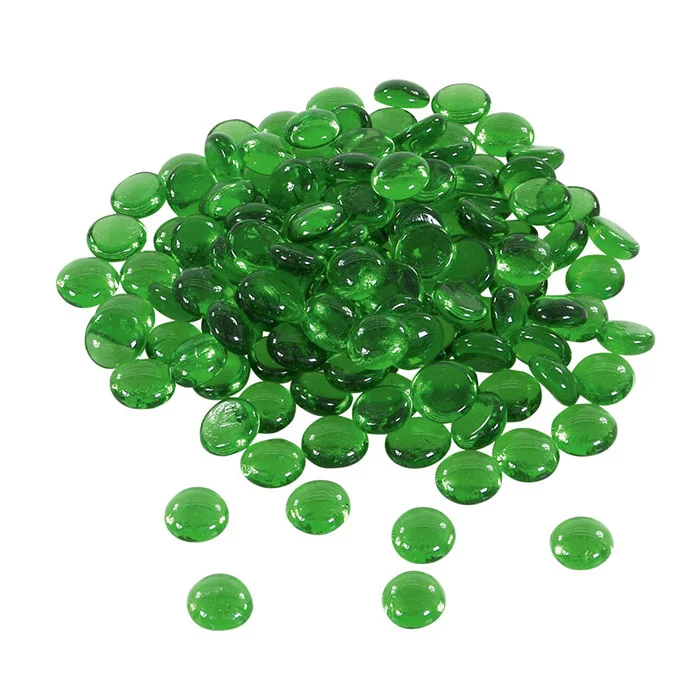 grüne glassteine, glasperlen, steinchen, konkave scheiben, perlensammlung