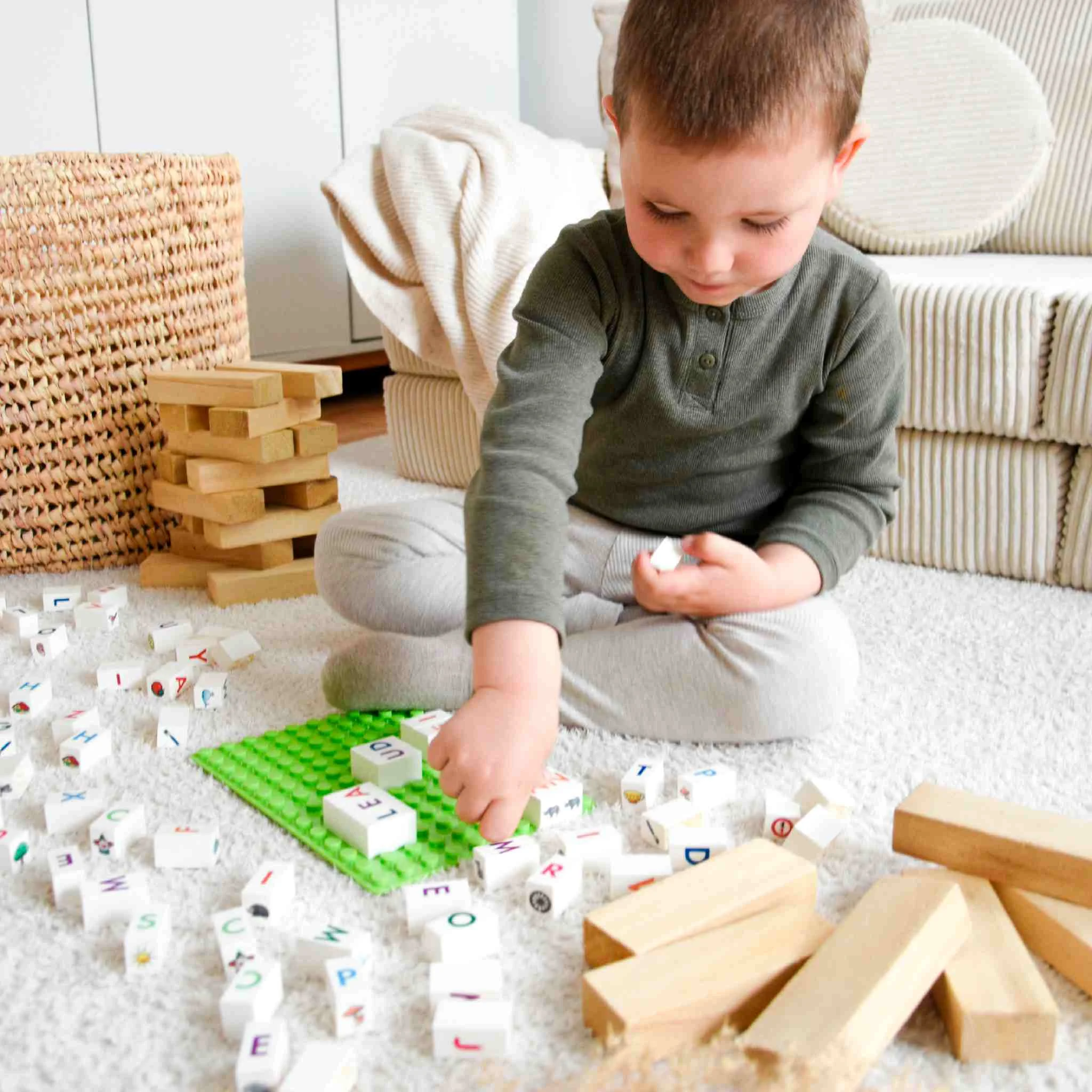 Kind, Spielzeug, Lernspiel, Buchstabensteine, Holzblöcke
