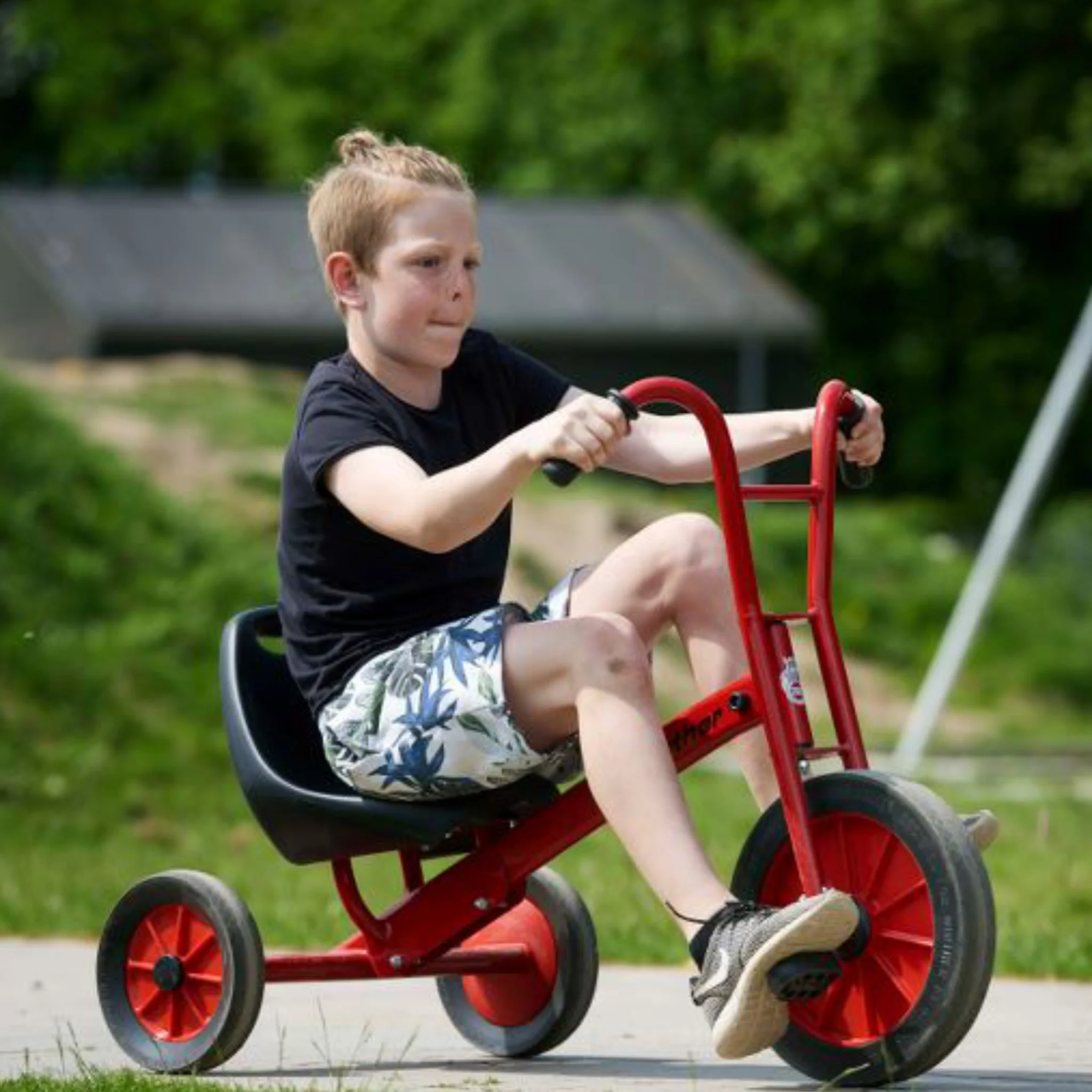 Kinderfahrzeug, Rennrad-ähnliches Dreirad, rote Stahlkonstruktion, Schlanke Griffe, Pedale aus Gummi