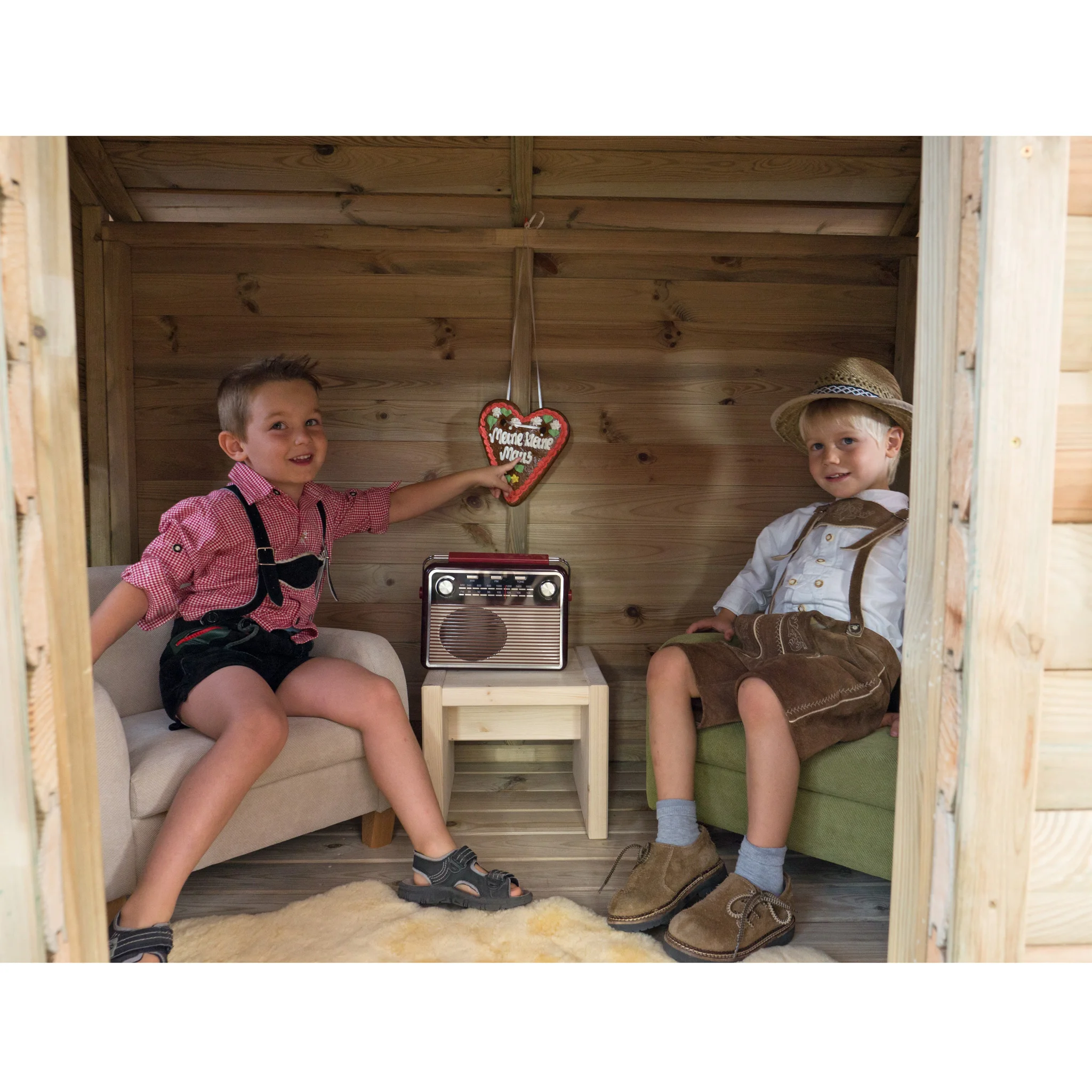 Kinderzimmer, Radio, Holztisch, Sessel, Hemd?