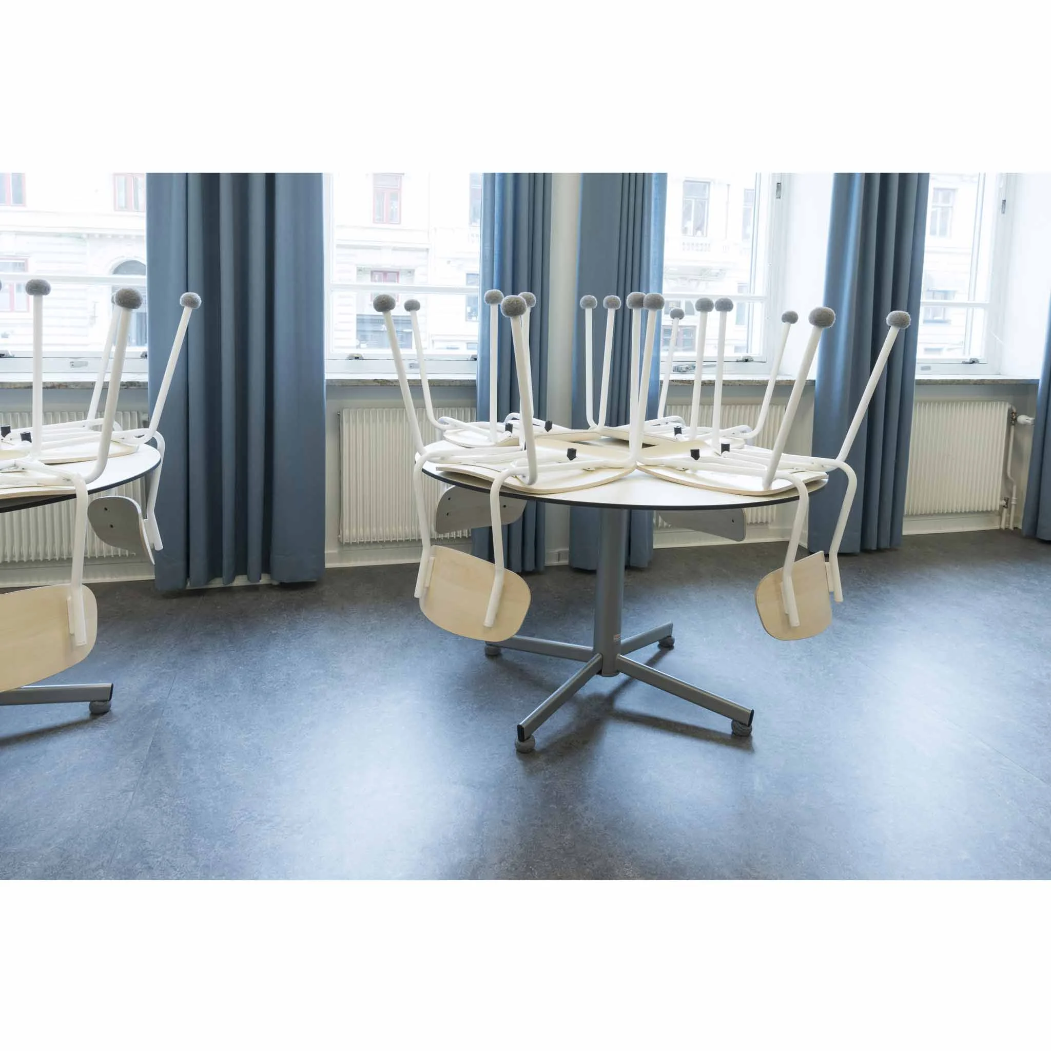 stuhl, tisch, klassenzimmer, stuhlbeine, rollenstativ