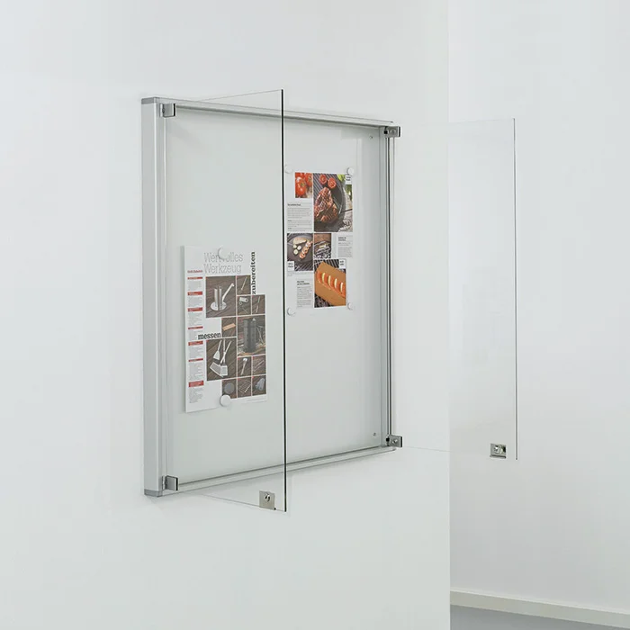 Glaswand, Schaukasten, Präsentationswand, Plexiglas-Tür, Montageblech