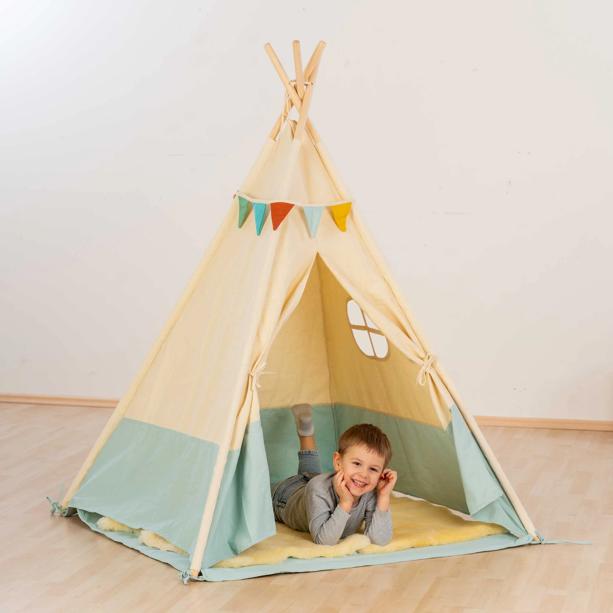 Tipi, Kinderzelt, Spielzelt, Holzstangen, bunte Fahnen