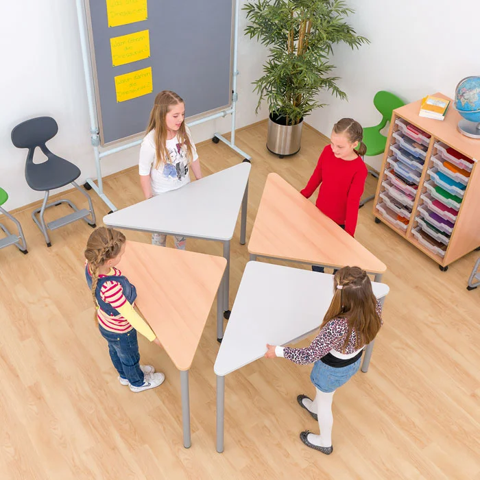 Klassenzimmer, Schüler, Dreieckige Tische, Kinder, Klassenzimmer-Aufbau