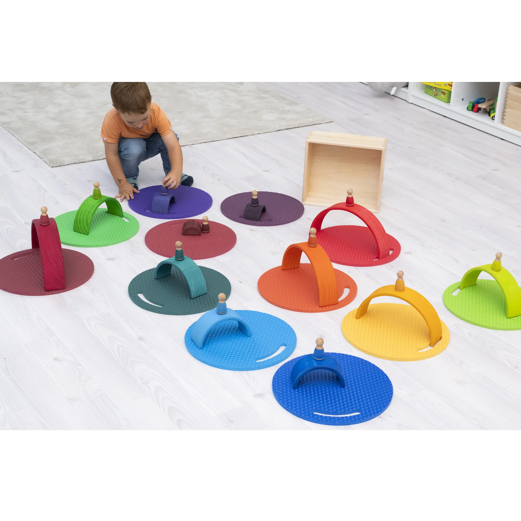 bunte spielmatten, runde matten, bogengriffe, holzknöpfe, kinderspielzeug