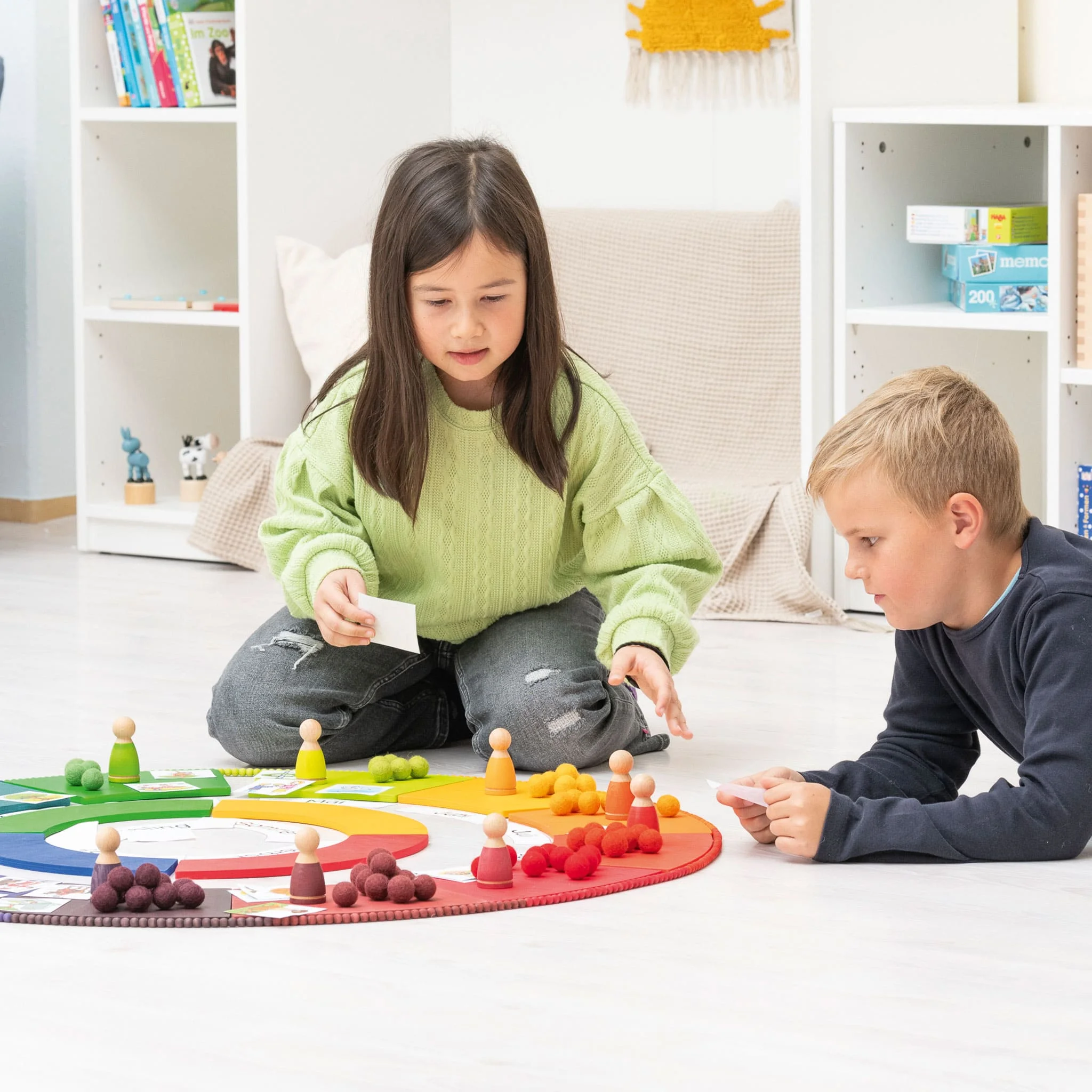 Brettspiel, bunte Spielsteine, Kinder spielen, Brettspiel-Set, Spielbrett