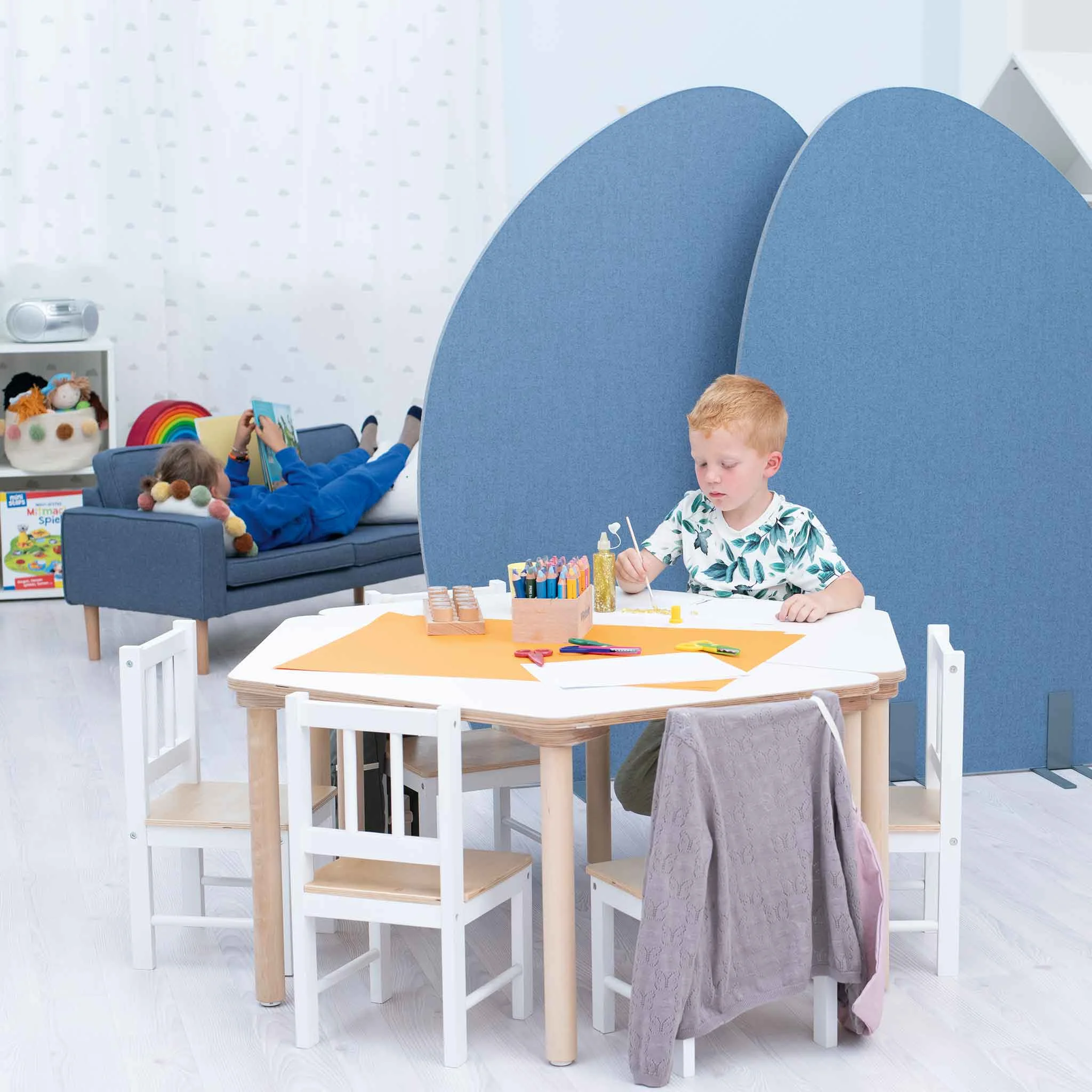 Kinderhaustisch, Kunststation, Buntstifte, Orangene Papier, blaues Zimmer