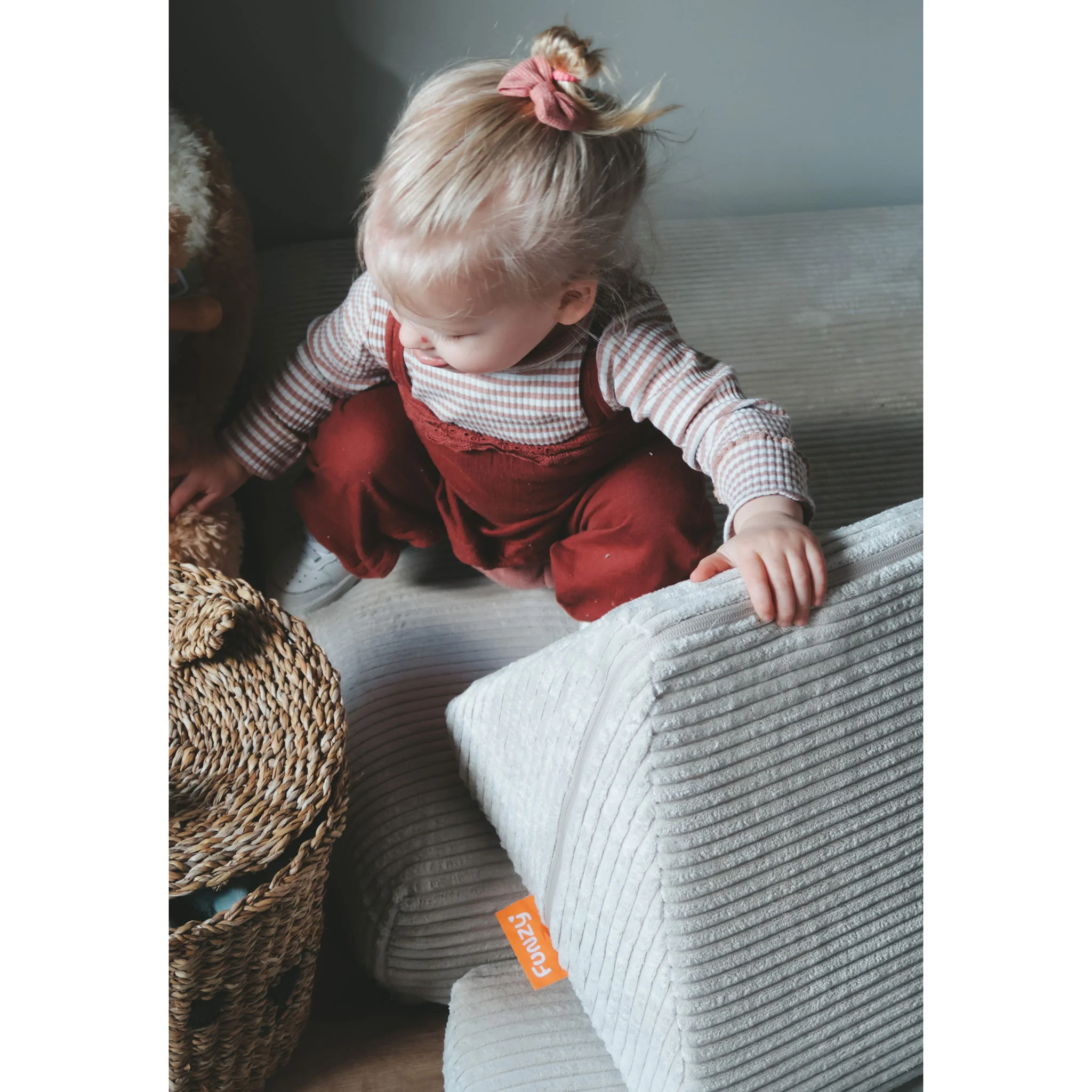 Kinderoutfit, Latzhose, Vorratsfarben rot, Samt/Struktur, Haargummi pink