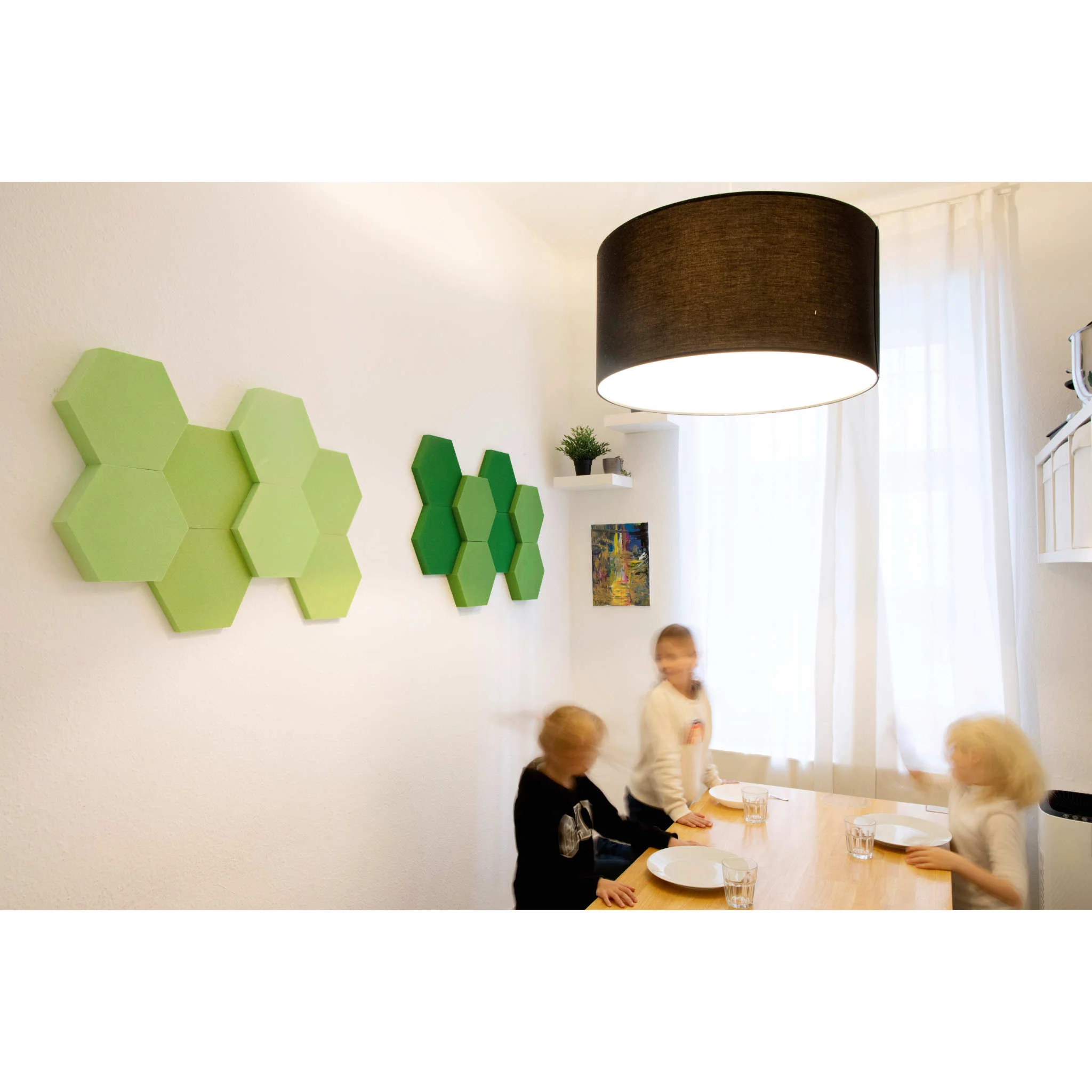 wandlautsprecher, sechseckige wanddekoration, wandpaneel, grüne wandakzente, runder lampe