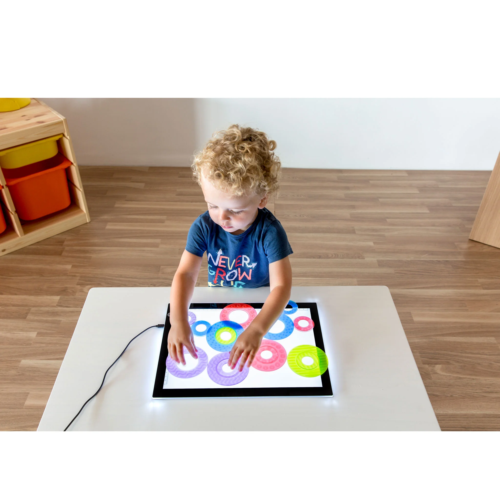 Kinder-Tablet,  interaktives Display,  farbige Ringe,  touchscreen,  Holztisch