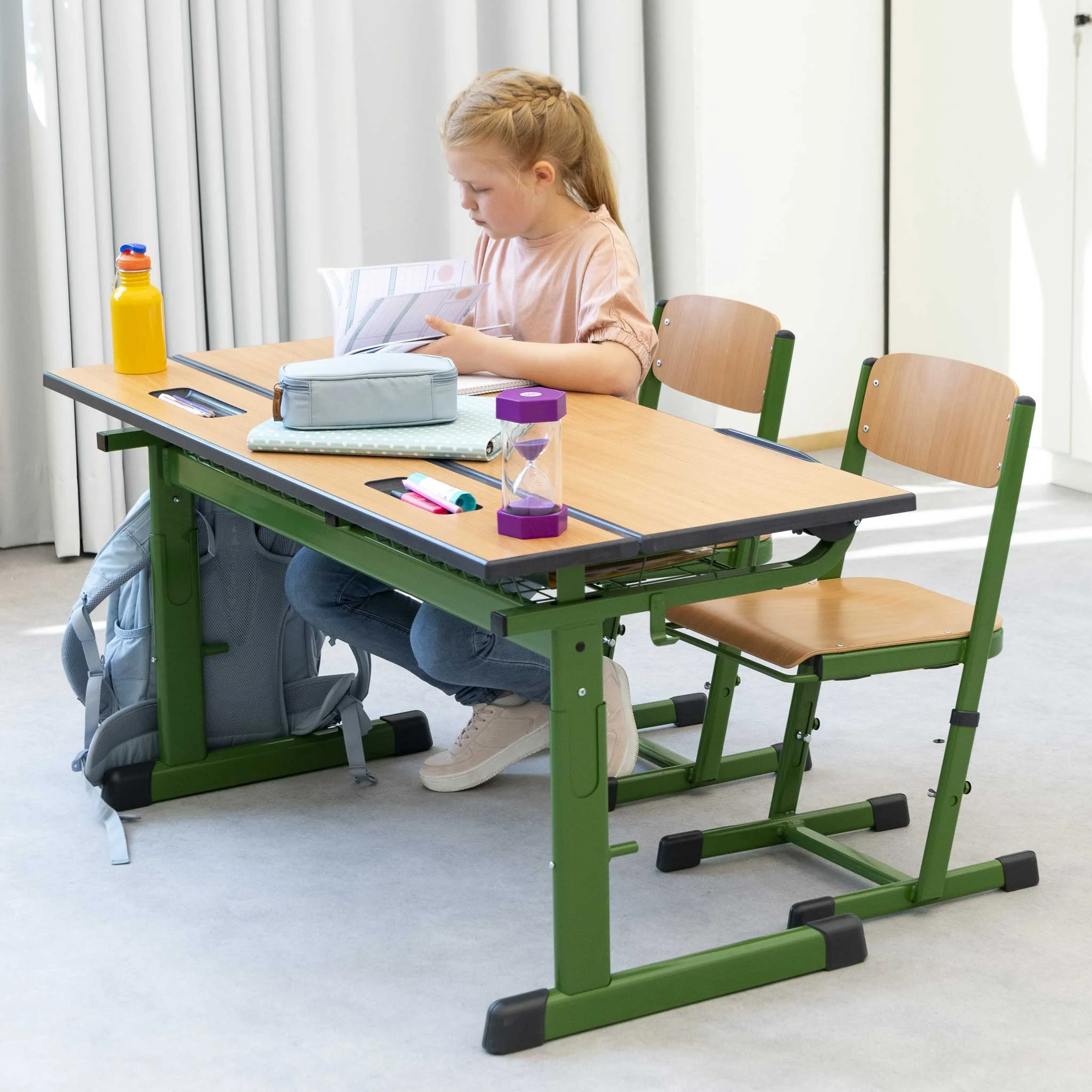 schule, schreibtisch, kinderstuhl, grüner tisch, schultisch