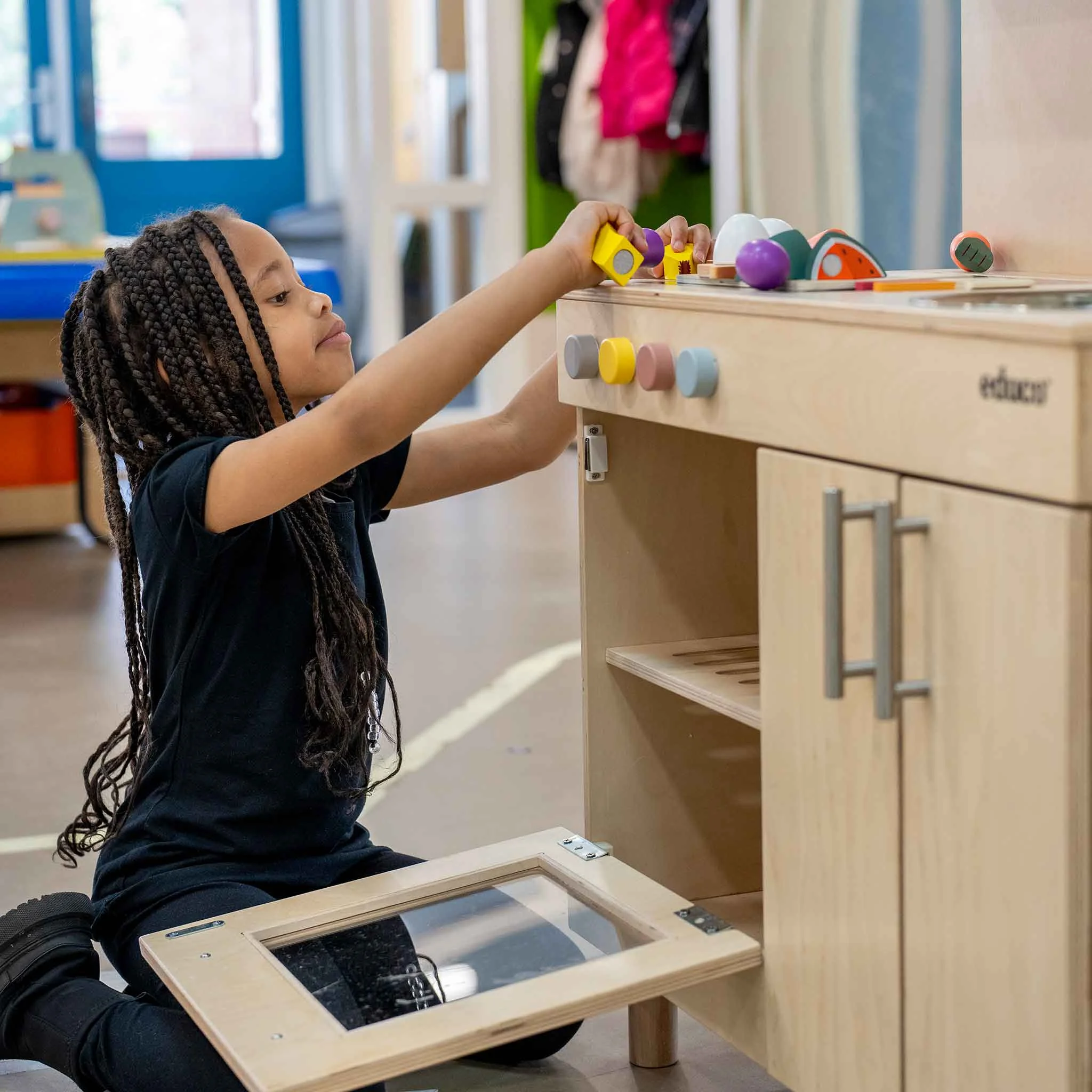kindergarten furniture, holzspielküche, spielküche, bunte knöpfe, kinderspielhöhe
