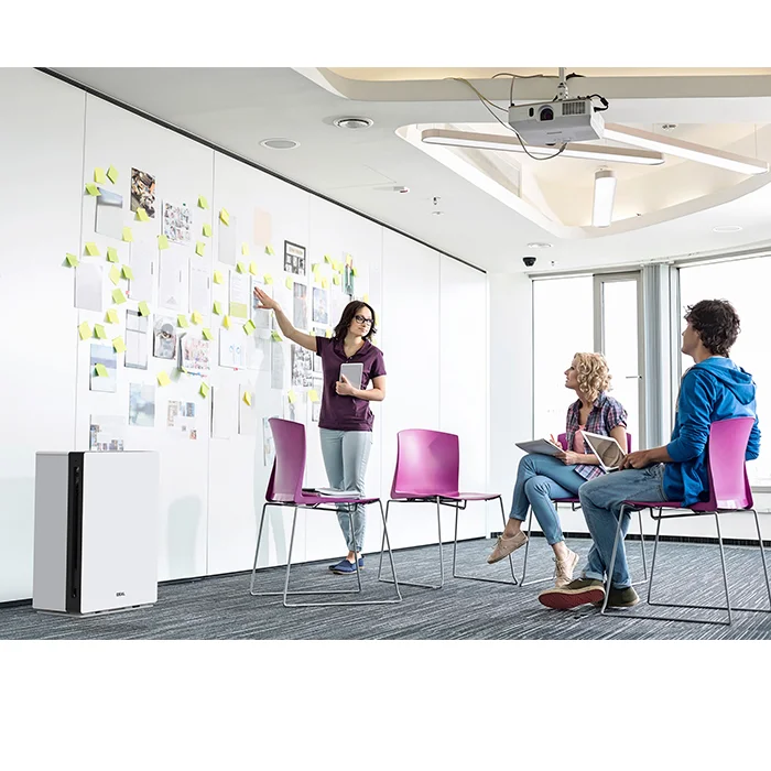 Besprechungsraum, Whiteboard, Post-it Zettel, Projektor, Stühle