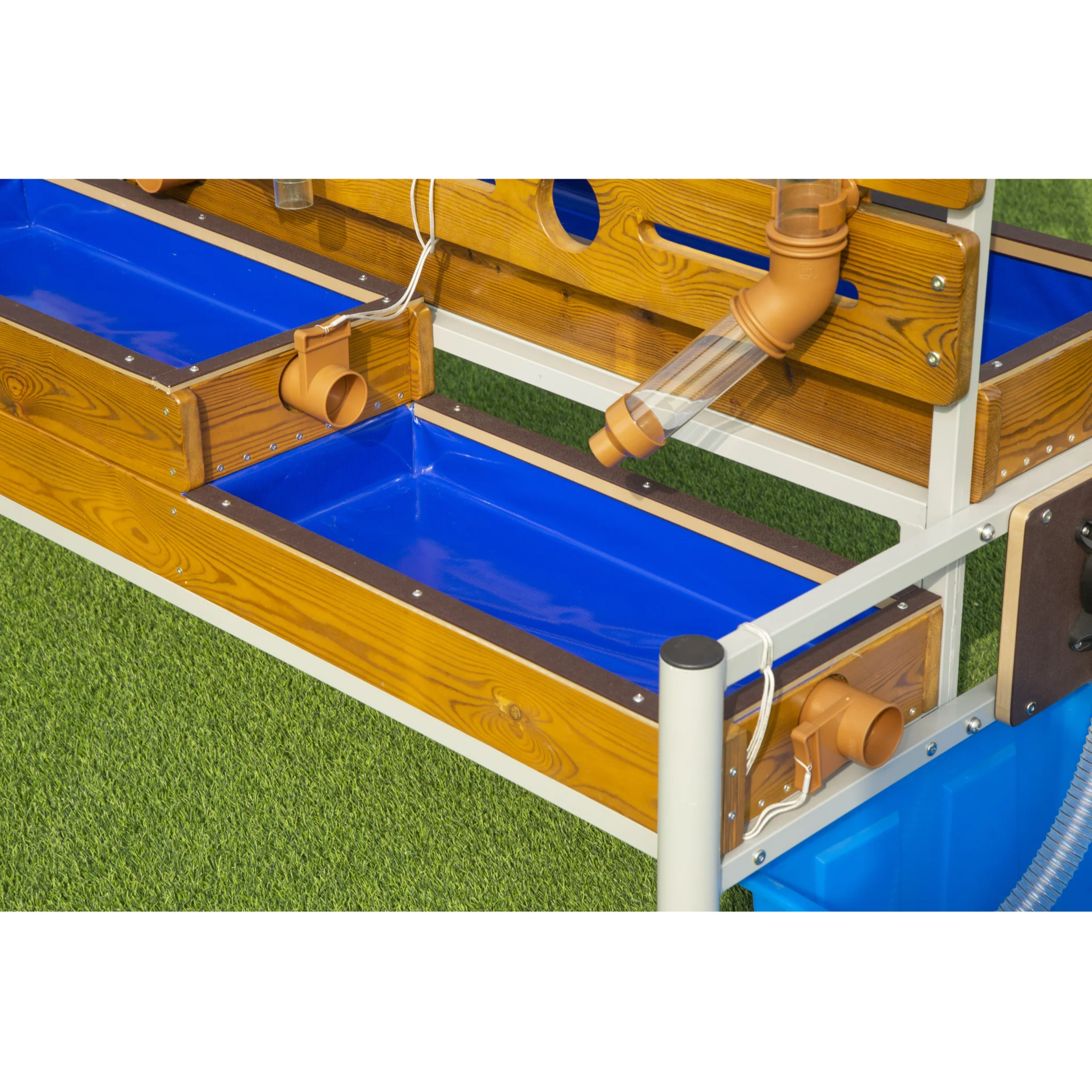 Holzrahmen, Blaues Becken, Kunststoffrohr, Gartenstruktur, Wasserführung