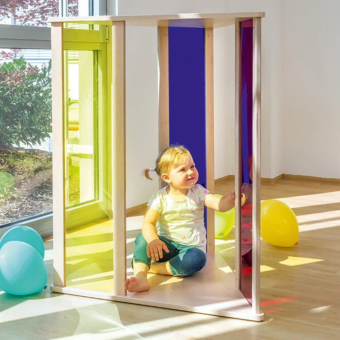 Kinderstuhl, Spielturm, Holzrahmen, bunte Glasfelder, Spielzeug pavilion