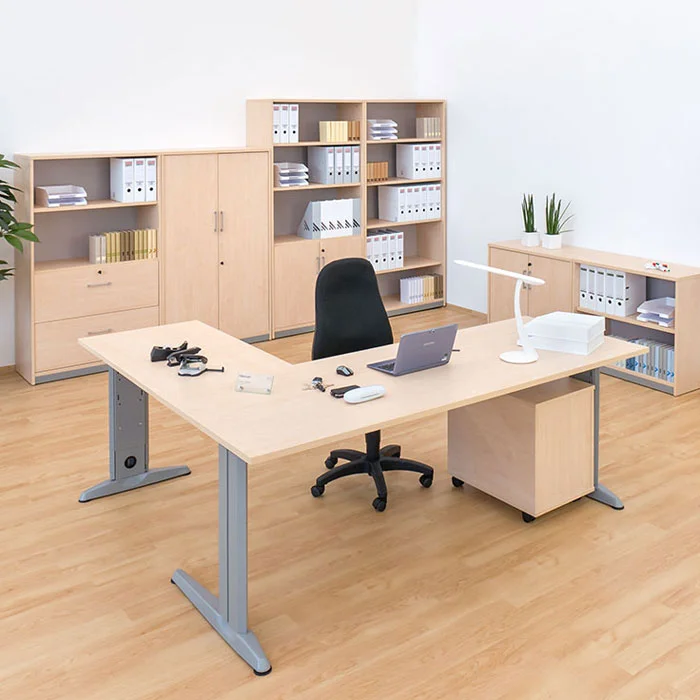 Schreibtisch, ergonomischer Stuhl, Aufbewahrungsschränke, Regalsystem, Laptop am Schreibtisch