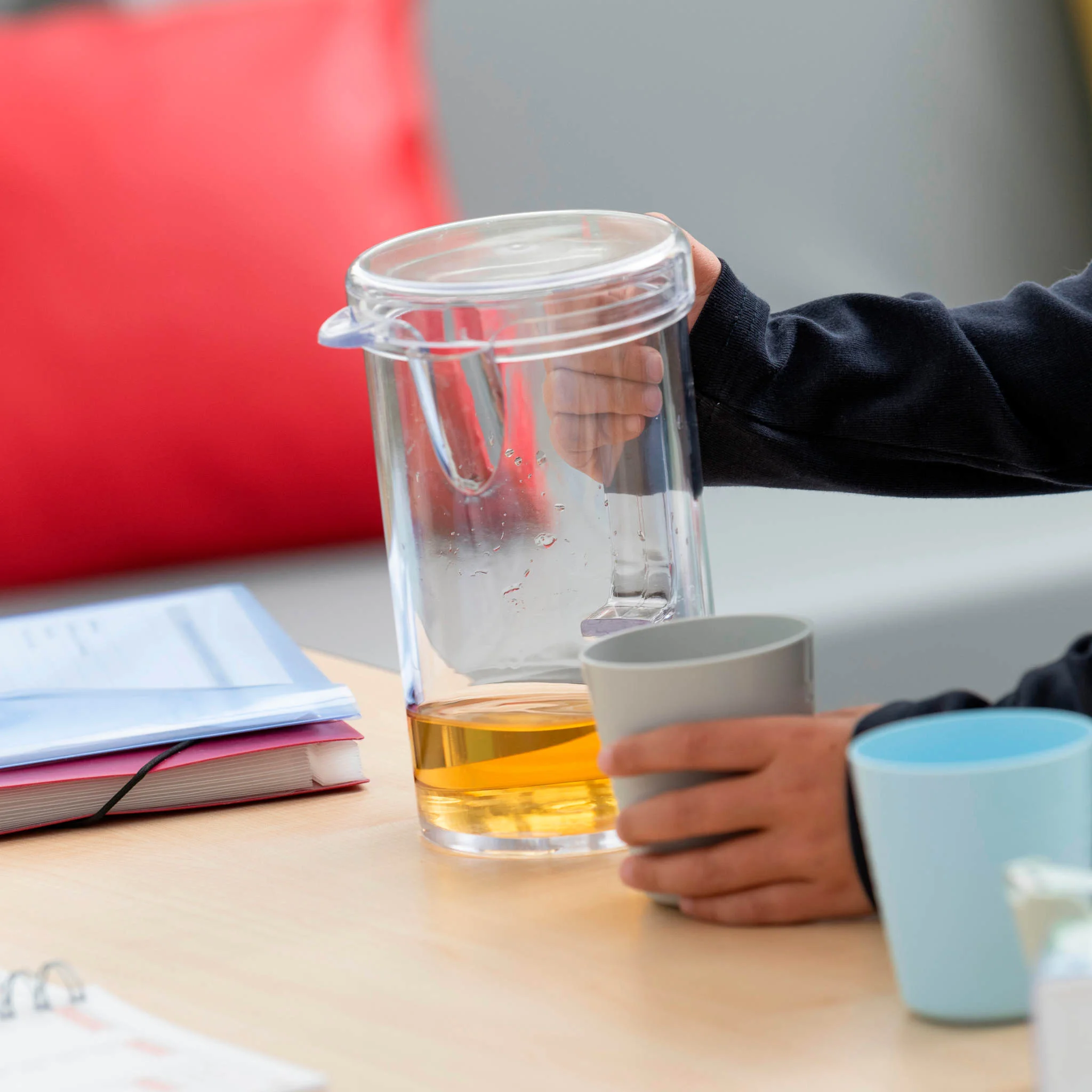 Glas-Krug, Saftkanne, Wasserkanne, transparenter Krug, gelbe Flüssigkeit