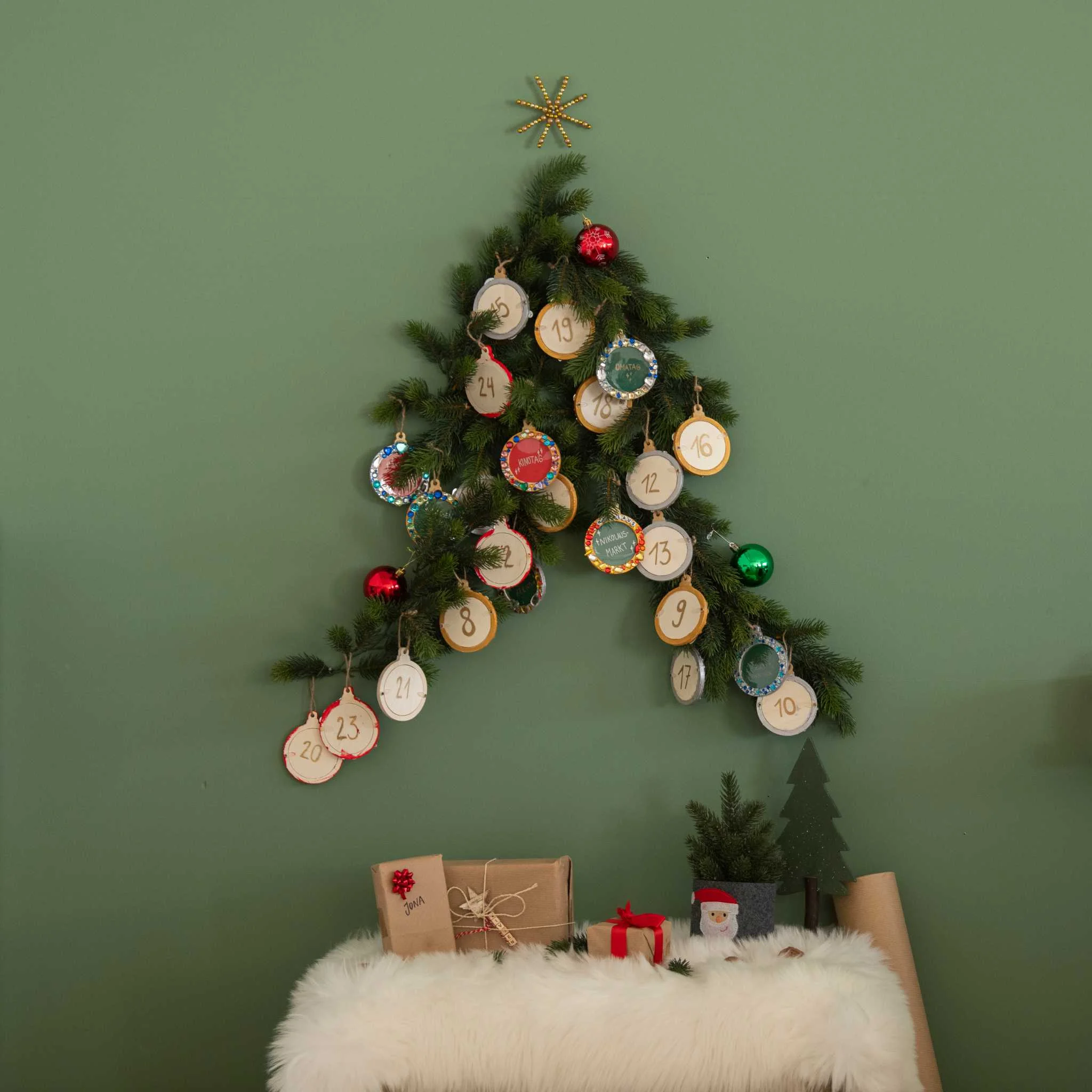 Weihnachtsbaum, Adventskalender, Baumdeko, Kugeln, Geschenke