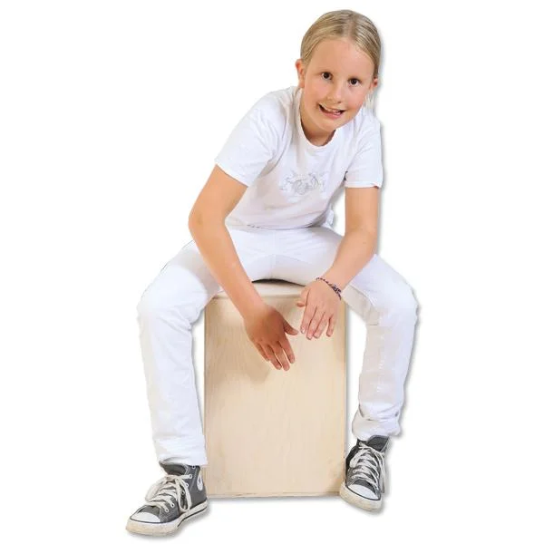 Kinderoutfit, Weiß, Stuhl?, Holzbox Sitz, Sneaker grau