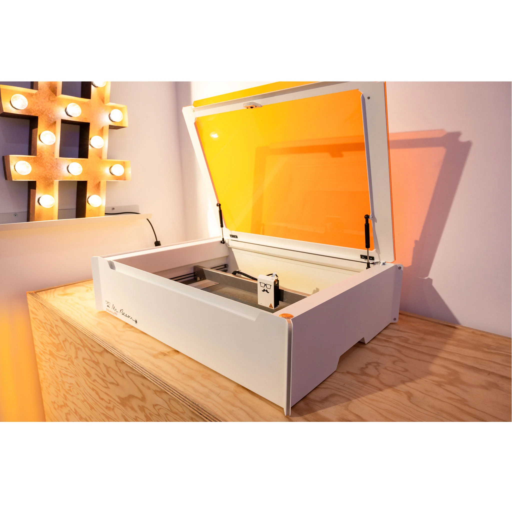 Laser cutter, CNC, Holz desk, Weiße Box, Oranger Deckel