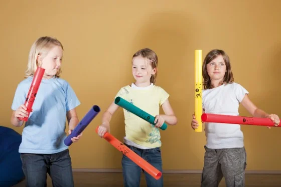 Kinder, Spielzeug, Schaumstave, bunte Schlagstöcke, Gruppenaktivität
