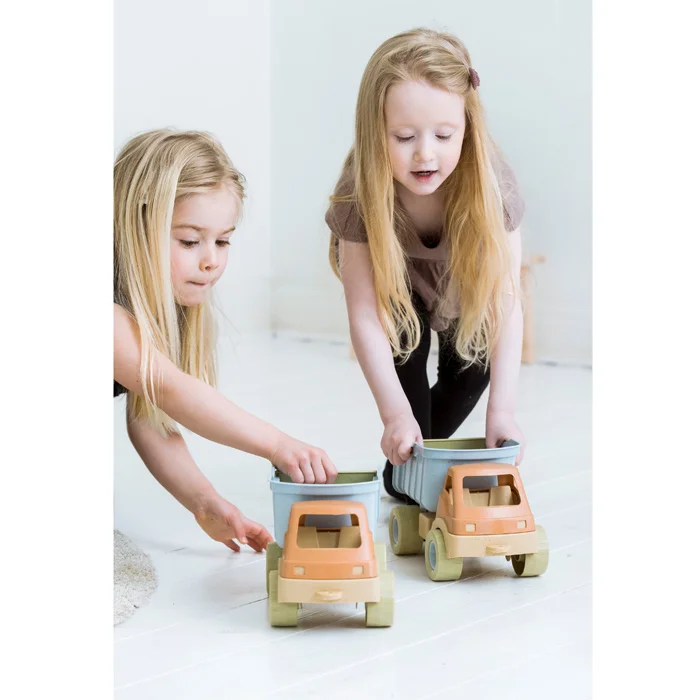 Kinder spielen, Kreiseltrucks, Spielzeugtruck, Sandspielzeug, Holzspielzeug