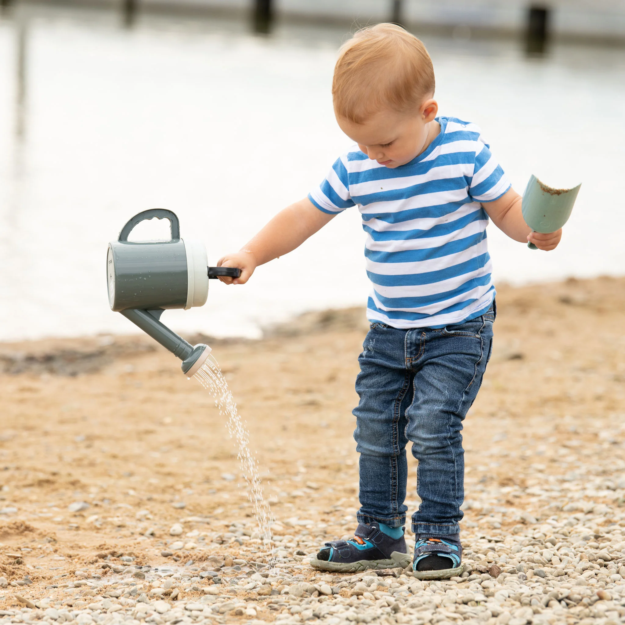 kindergarten, watering can, watering, kid, gestreiftes shirt