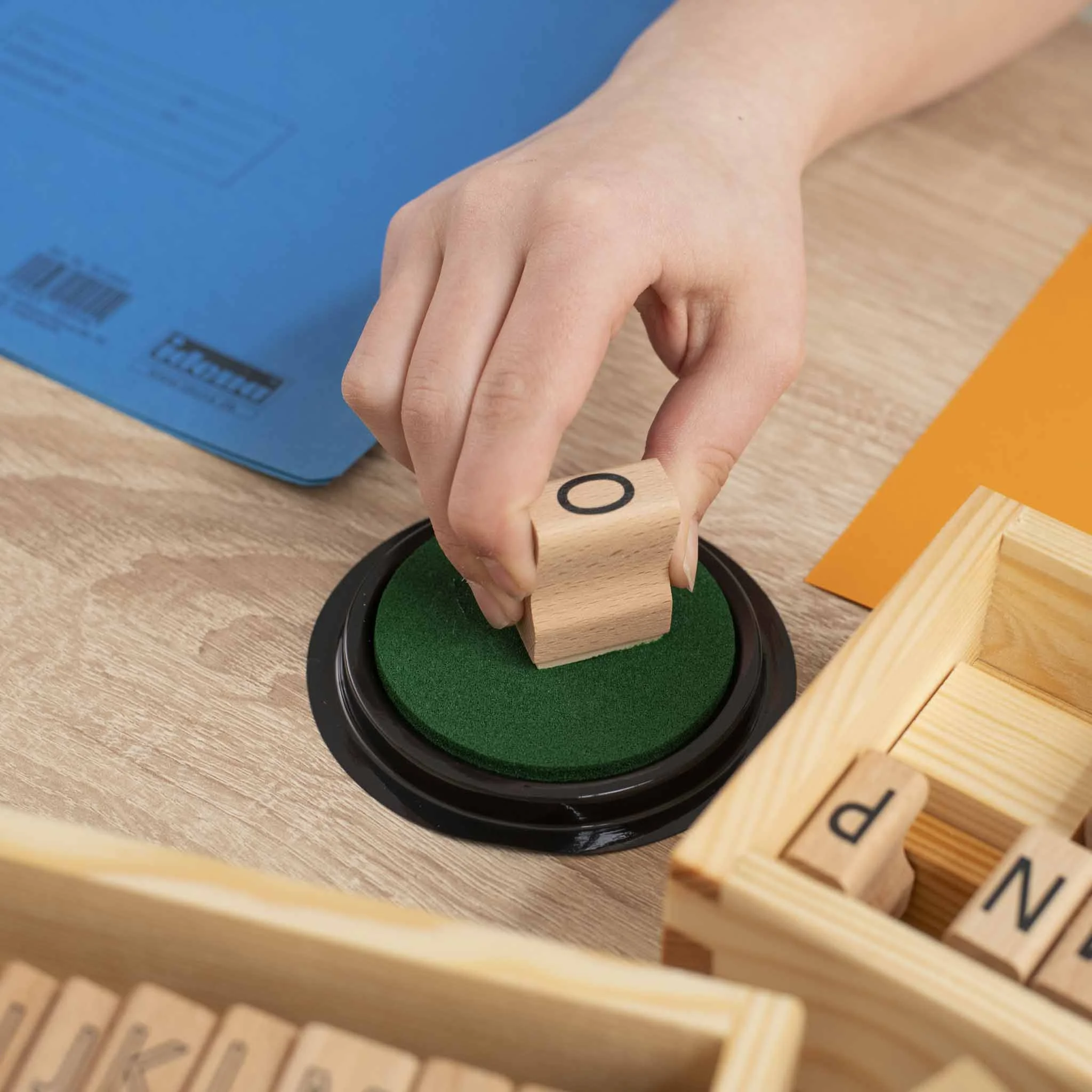 Holzstempel, Kreide, Stempelbank, Grüner Filz, Alphabet-Stempel