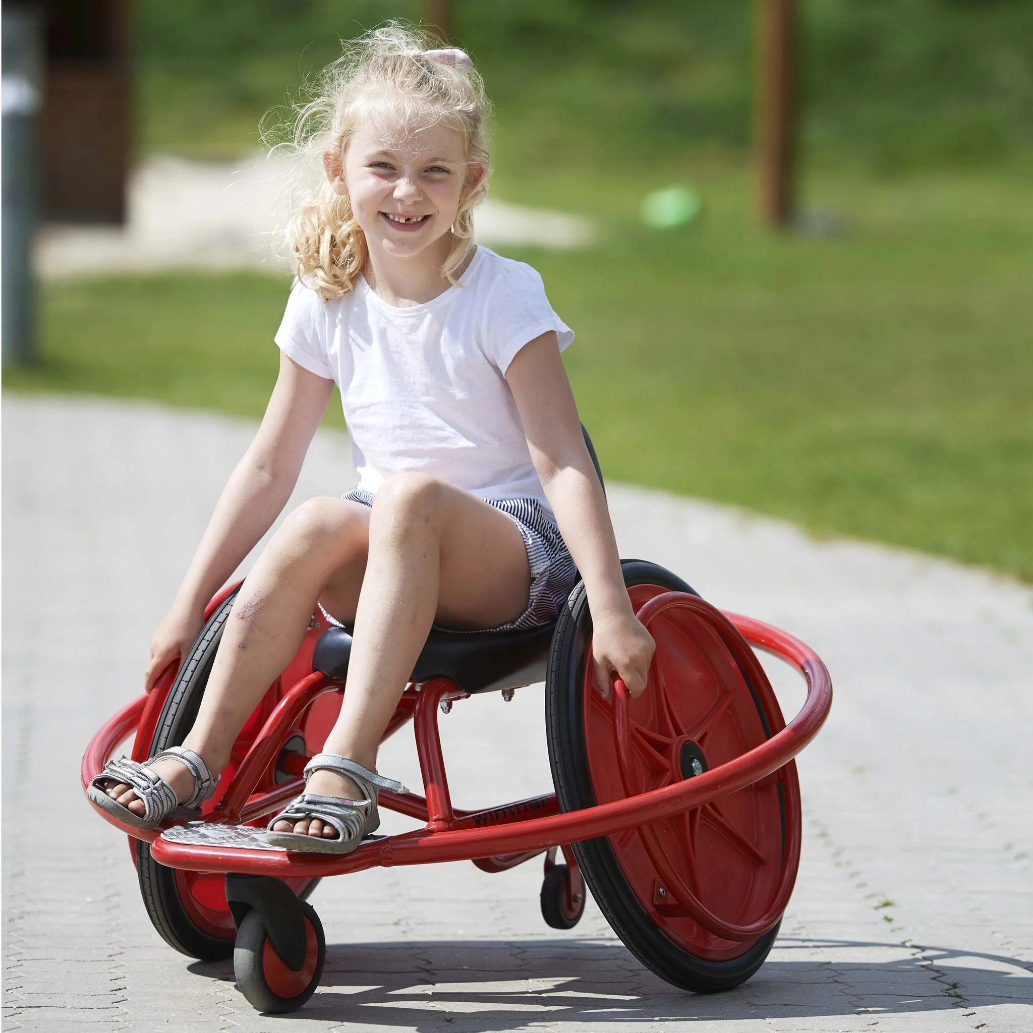 Kinderfahrzeug, Rollstuhl?, rot, Sitzrad, Kinderbein?