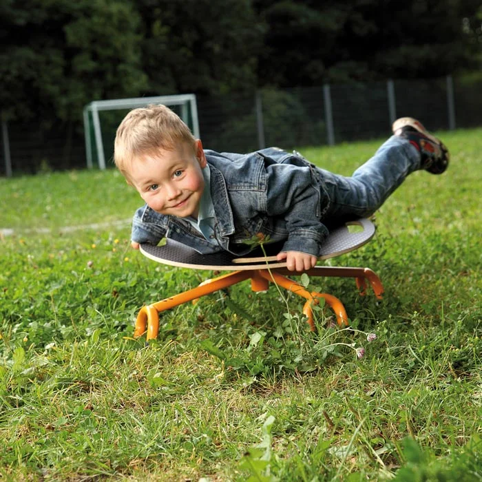 Kinder, Rutschbrett, Wippe, Jeansjacke, Grasfeld