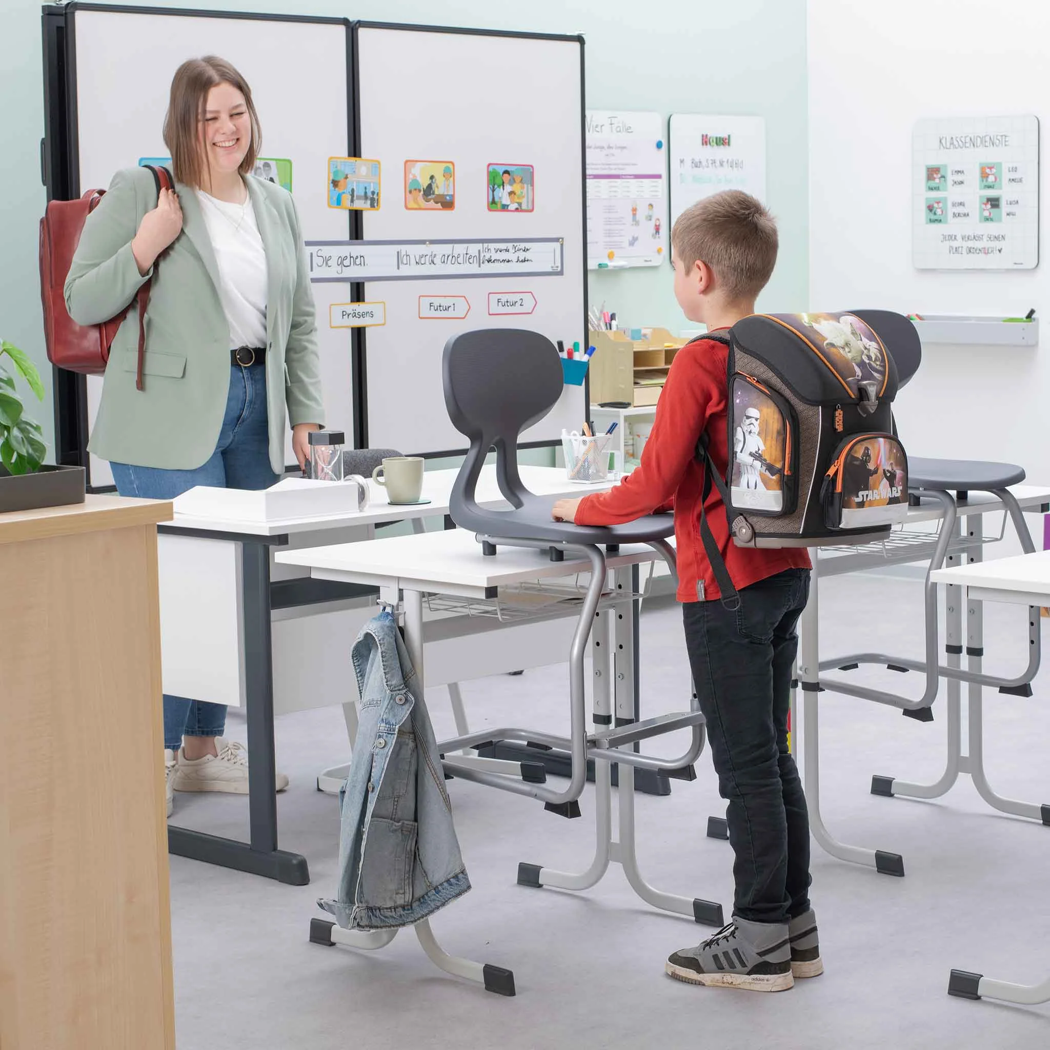 Schulklasse, Schulbank, Rucksack, Schultasche, Whiteboard
