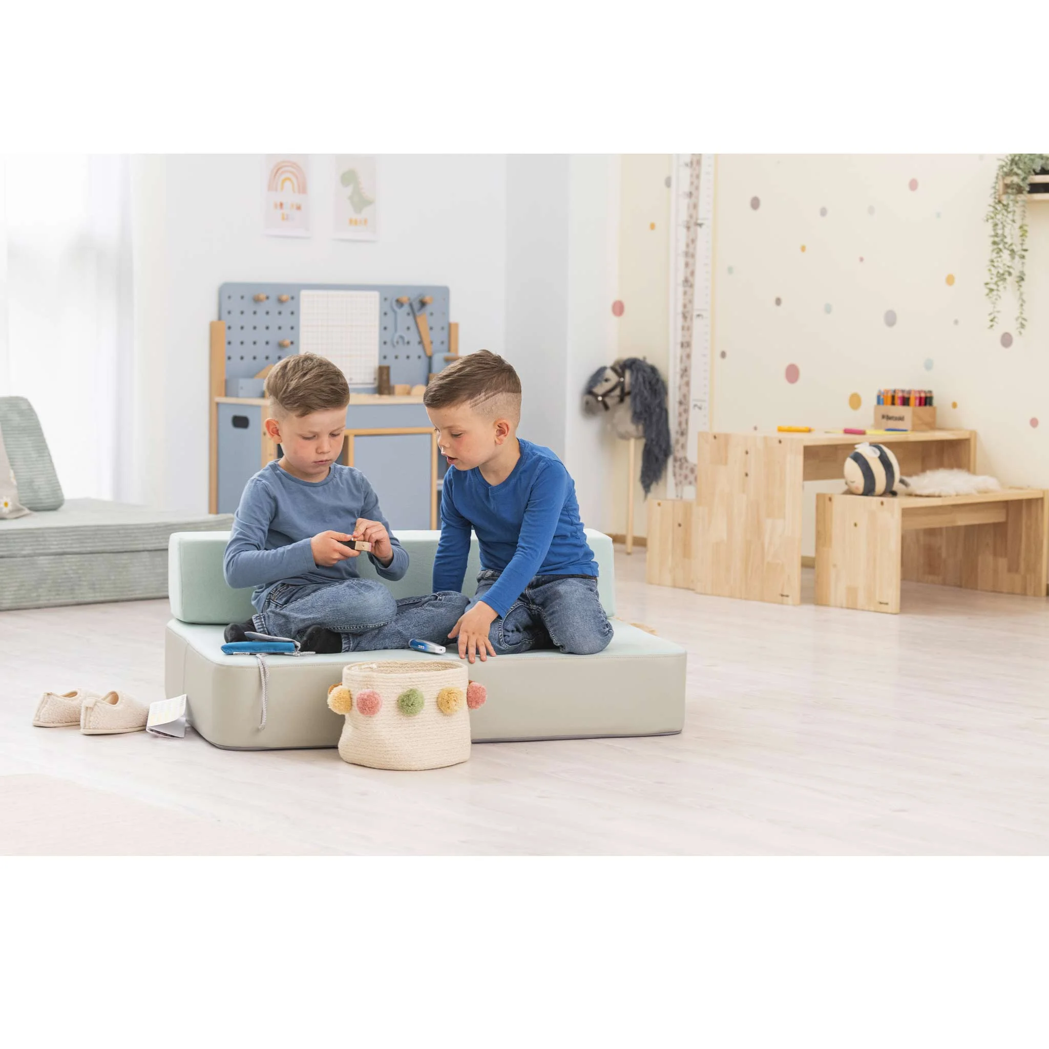 Kinderzimmer, Spielzeug, Kissenhocker, Zwei Jungen, Brettspiel?