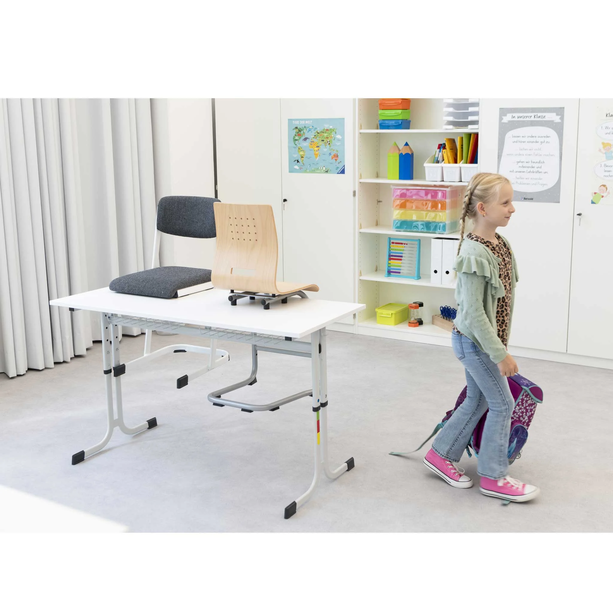 Schreibtisch, Schreibtischstuhl, Klassenraum, Schulbank, Kindergarten