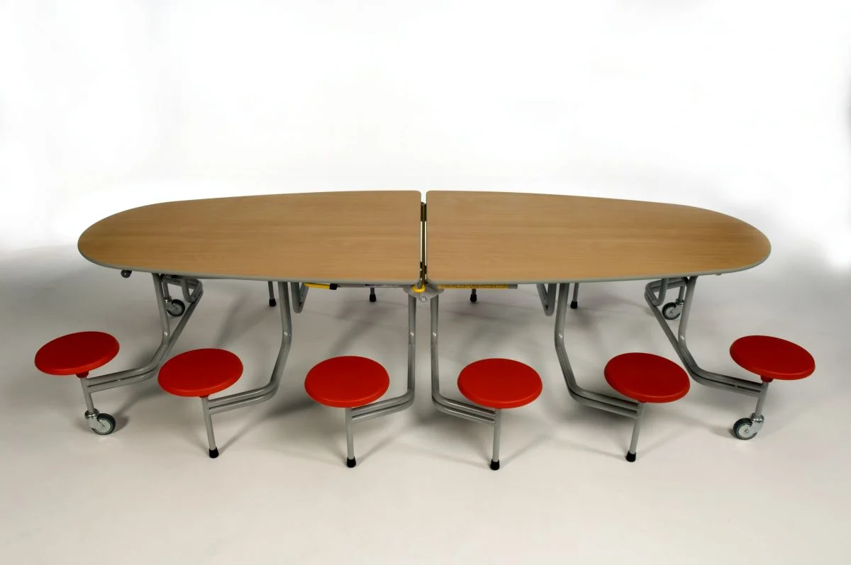 Schuletisch, klapptisch, mitstühle, roter sessel, klapptischset