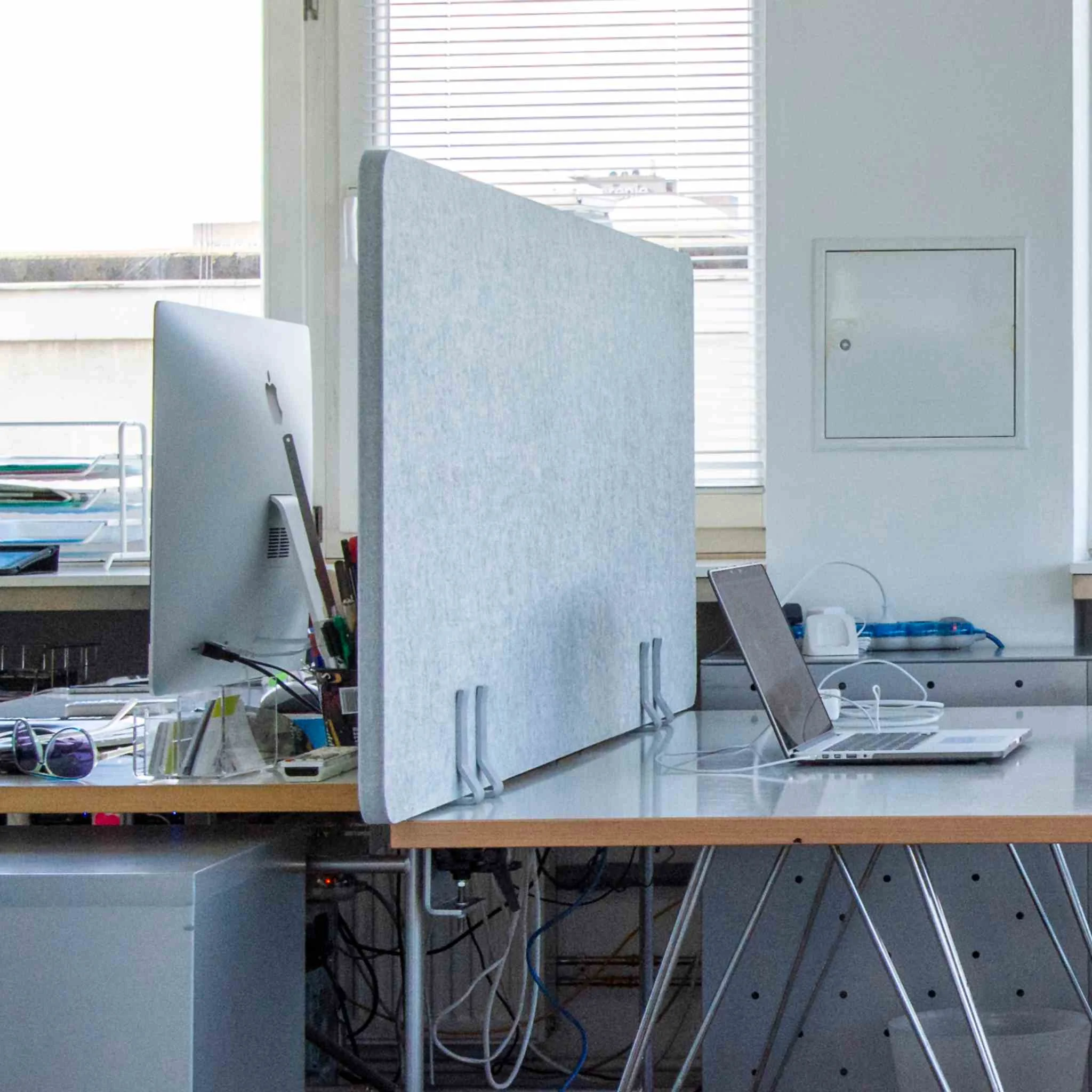 Büroschreibtisch, Computermonitor, Laptop, Privatsphäre-Trennwand, Kabelsalat