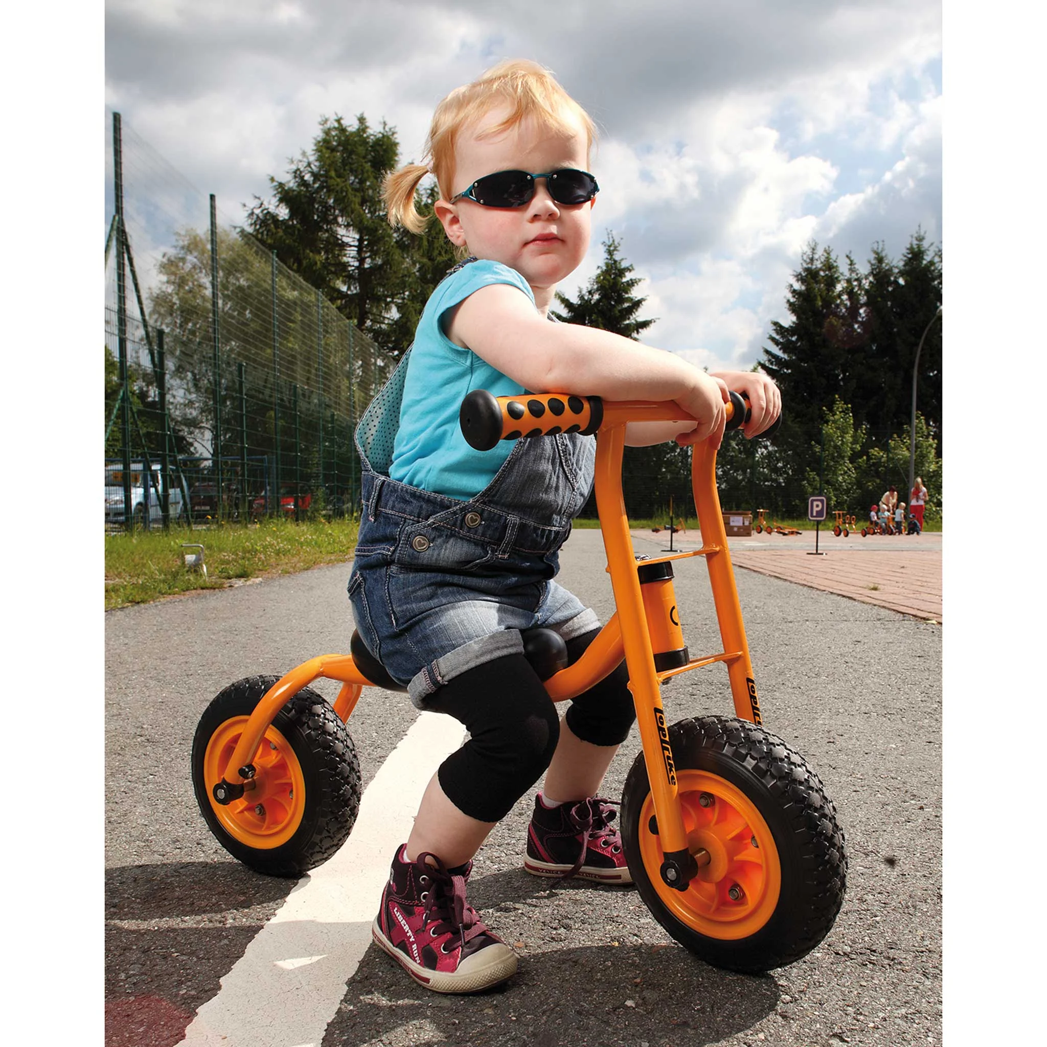 Kindertrike, Dreirad, orange, Sonnenbrille, Denimshorts